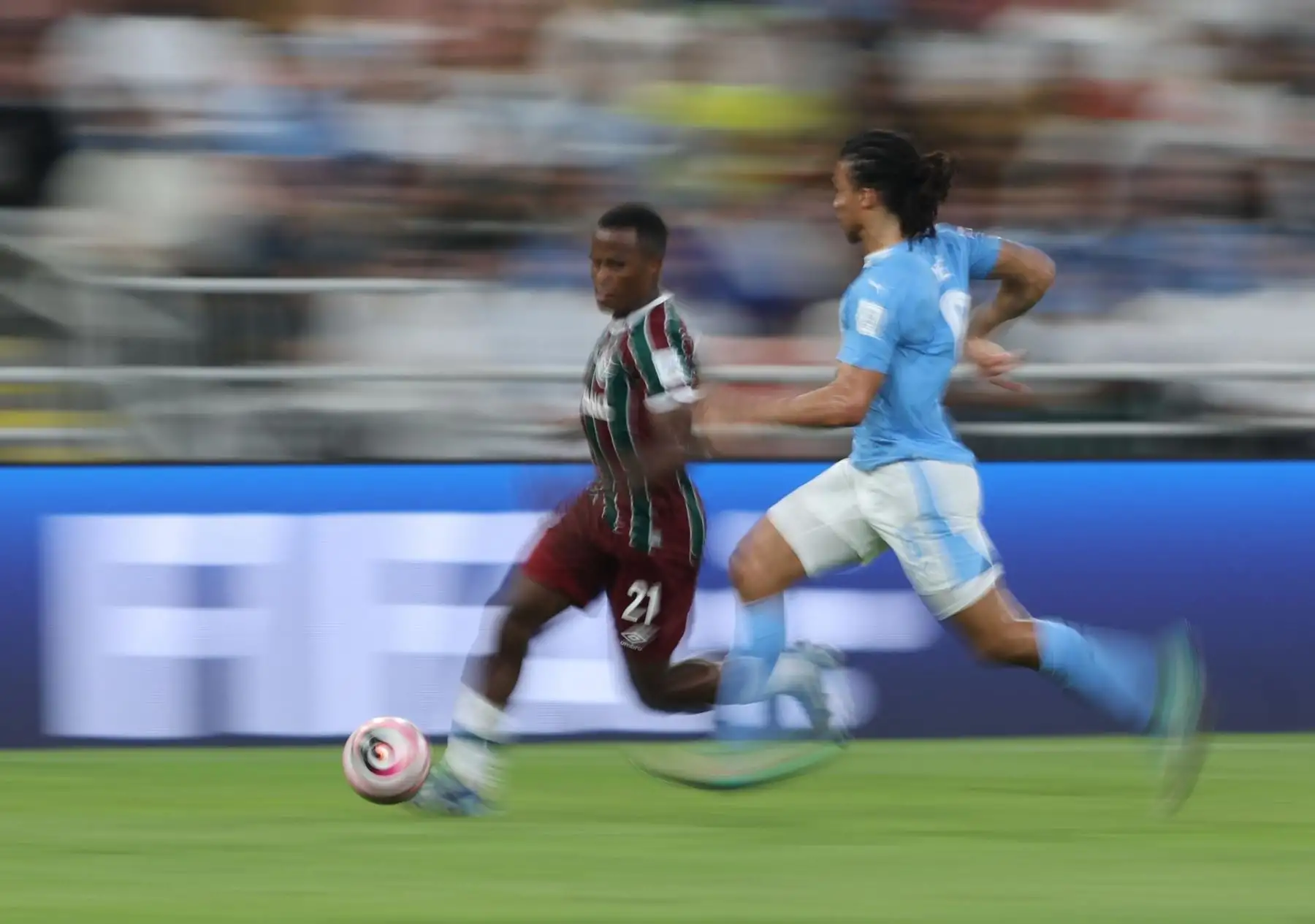 Jhon Arias (L) del Fluminense en acción contra Nathan Ake (R) del Manchester City durante el partido final de la Copa Mundial de Clubes de la FIFA 2023 entre el Manchester City y el Fluminense FC en Jeddah, Arabia Saudita, el 22 de diciembre de 2023.
Foto: EFE