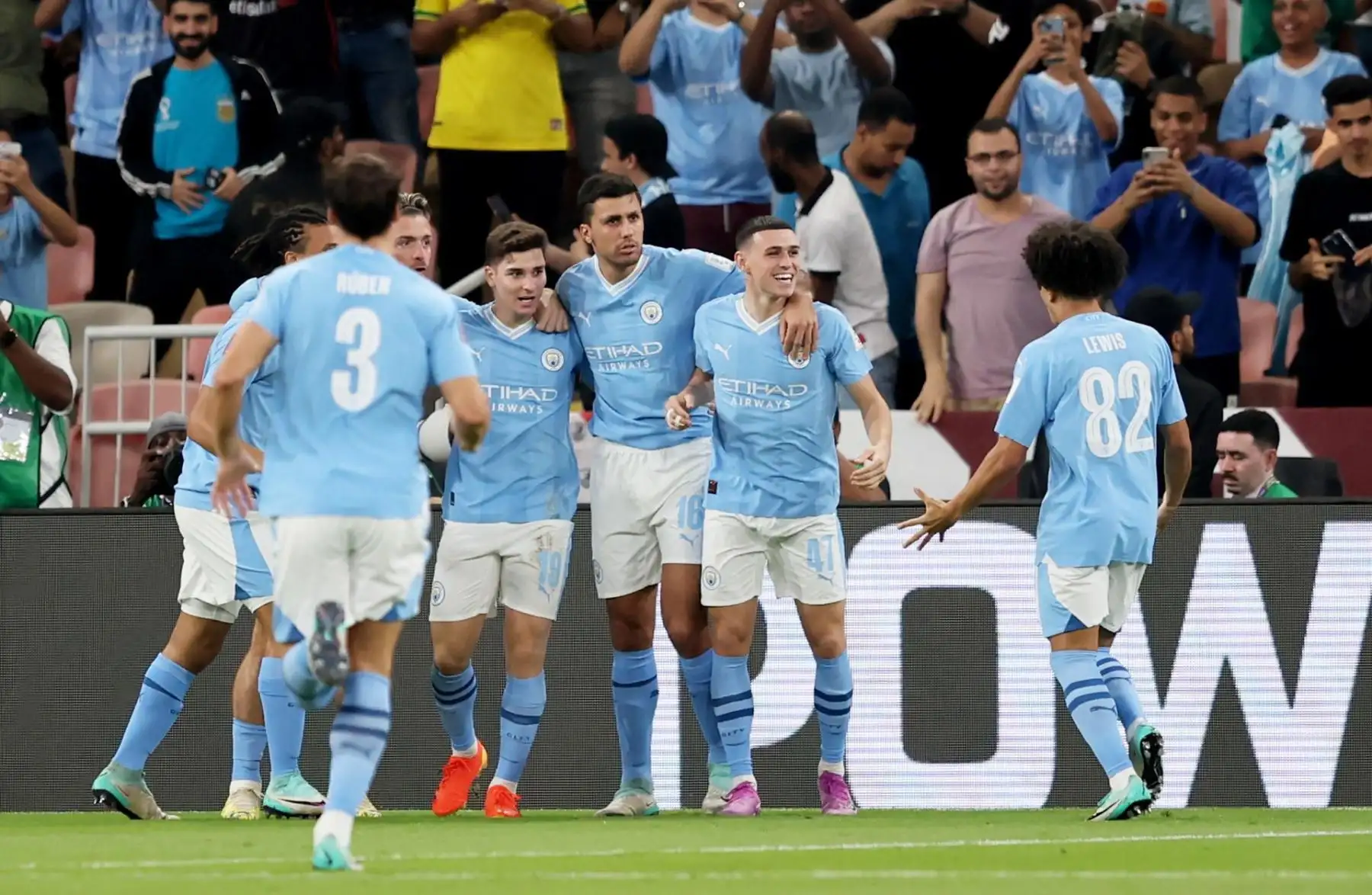 Julián Álvarez, del Manchester City, celebra con sus compañeros de equipo tras anotar la ventaja de 1-0 durante el partido final de la Copa Mundial de Clubes de la FIFA 2023 entre el Manchester City y el Fluminense FC en Jeddah, Arabia Saudita, el 22 de diciembre de 2023.

Foto: EFE