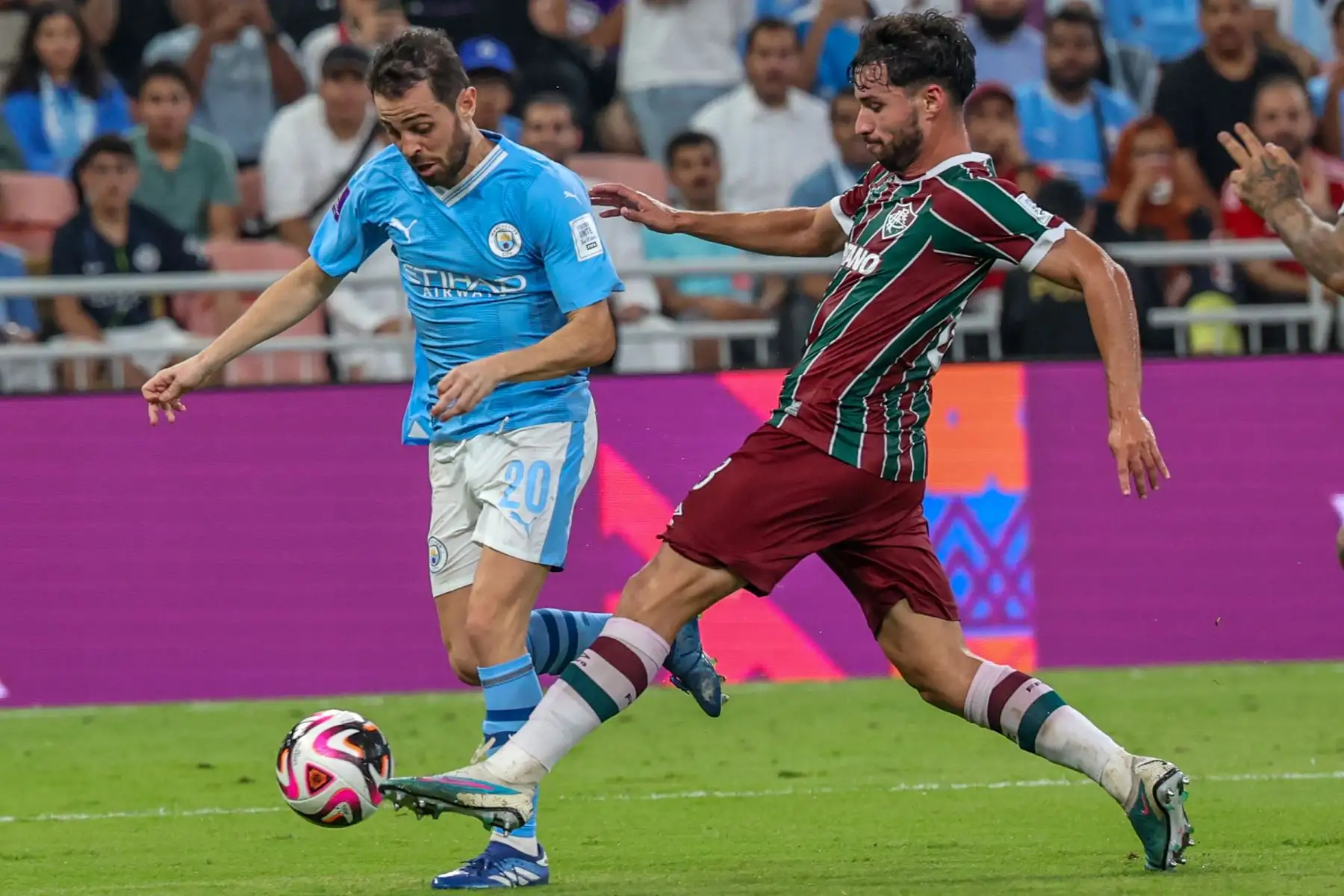 El mediocampista brasileño del Fluminense #08 Martinelli (R) y el mediocampista portugués del Manchester City #20 Bernardo Silva luchan por el balón durante el partido final de fútbol de la Copa Mundial de Clubes de la FIFA 2023 entre el Manchester City de Inglaterra y el Fluminense de Brasil en el estadio King Abdullah Sports City de Jeddah el 22 de diciembre , 2023.
Foto: AFP