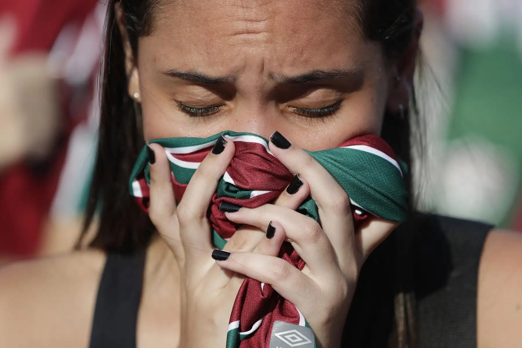 Una aficionada de Fluminense se lamenta hoy, durante la transmisión de la final de la Copa Mundial de Clubes entre Fluminense y Manchester City, en el estadio Laranjeiras en Río de Janeiro (Brasil).
Foto: EFE