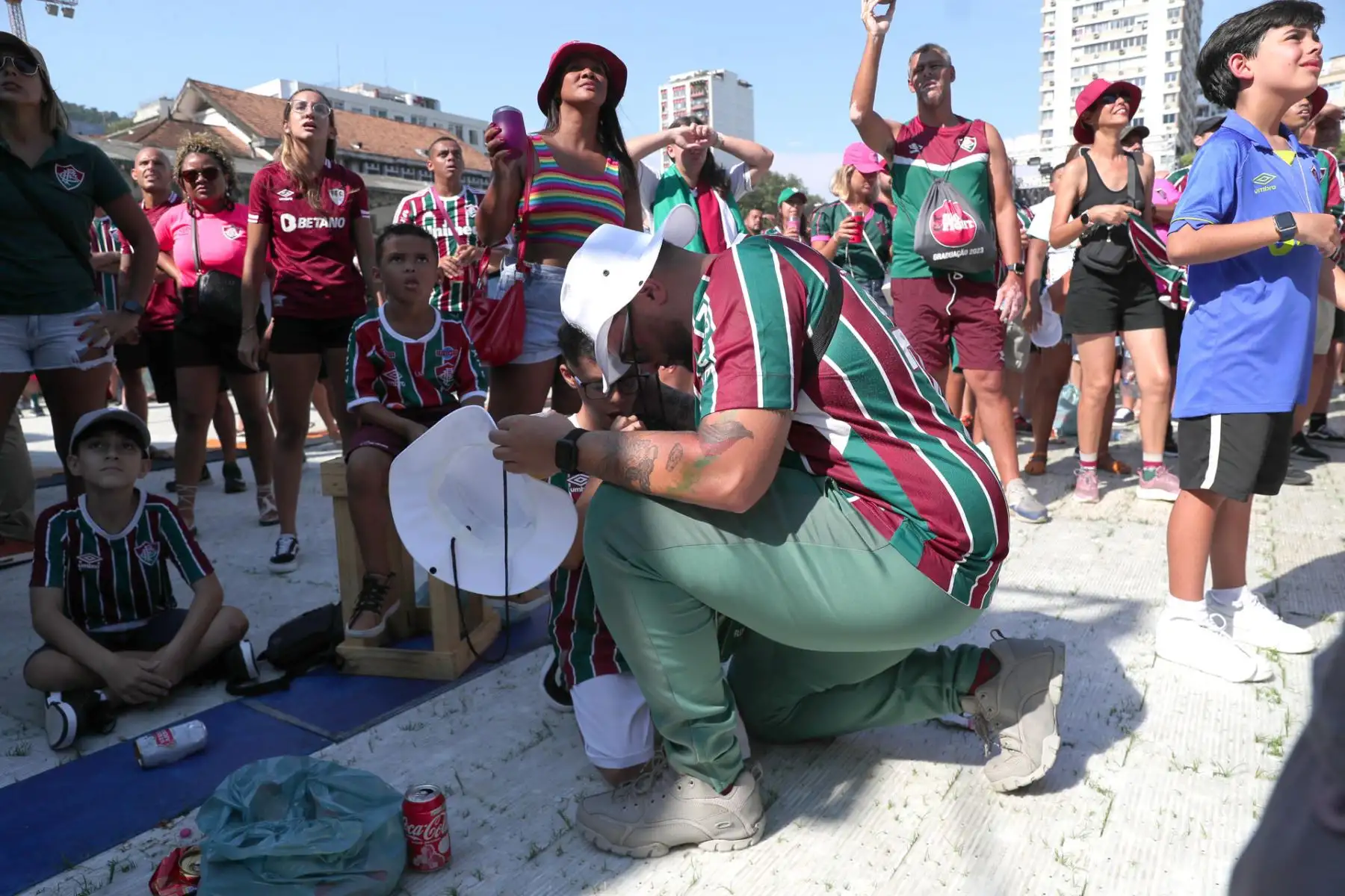 Aficionados de Fluminense reaccionan hoy, durante la transmisión de la final de la Copa Mundial de Clubes entre Fluminense y Manchester City, en el estadio Laranjeiras en Río de Janeiro (Brasil). 
Foto: EFE
