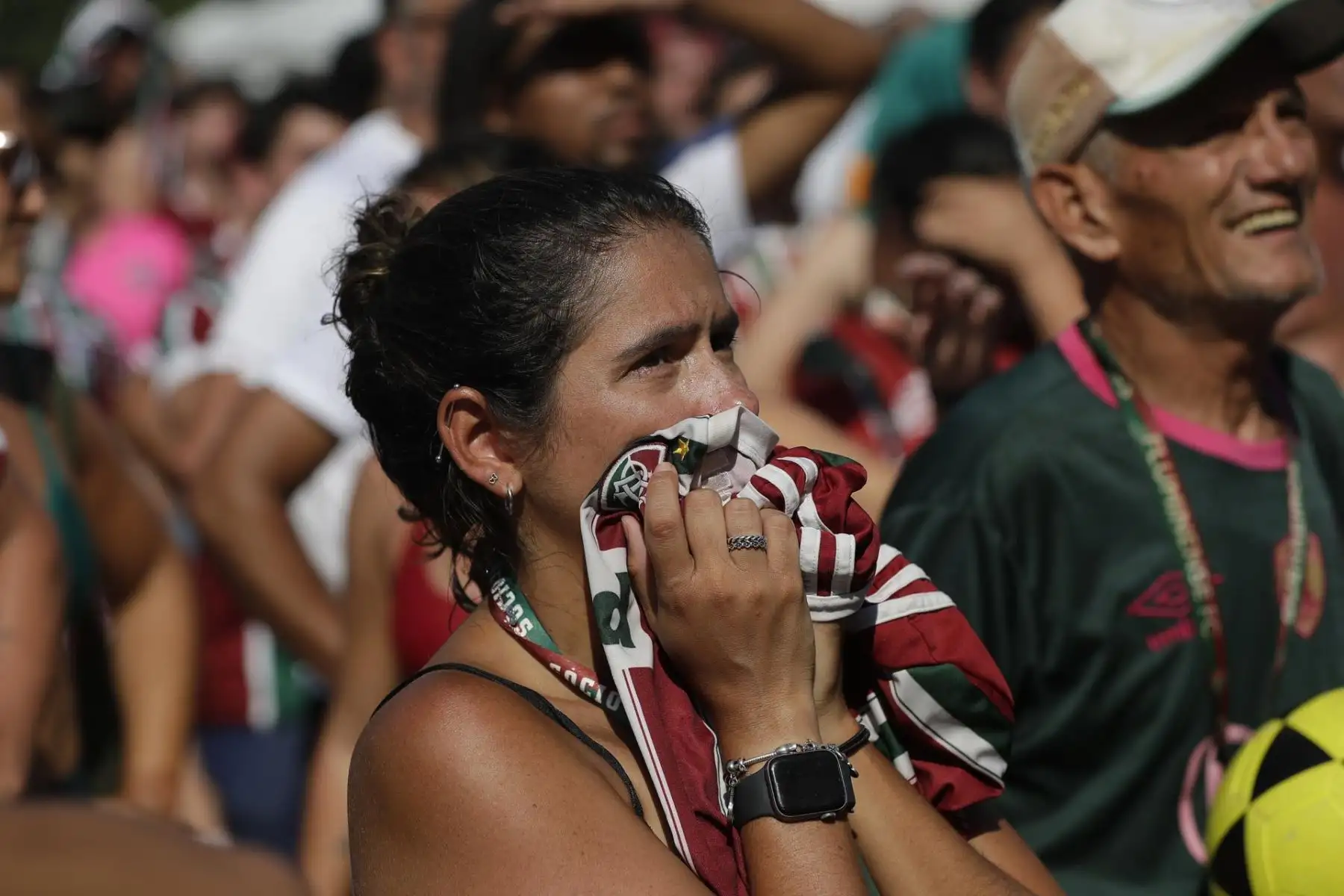 Aficionados de Fluminense reaccionan hoy, durante la transmisión de la final de la Copa Mundial de Clubes entre Fluminense y Manchester City, en el estadio Laranjeiras en Río de Janeiro (Brasil).
Foto: EFE