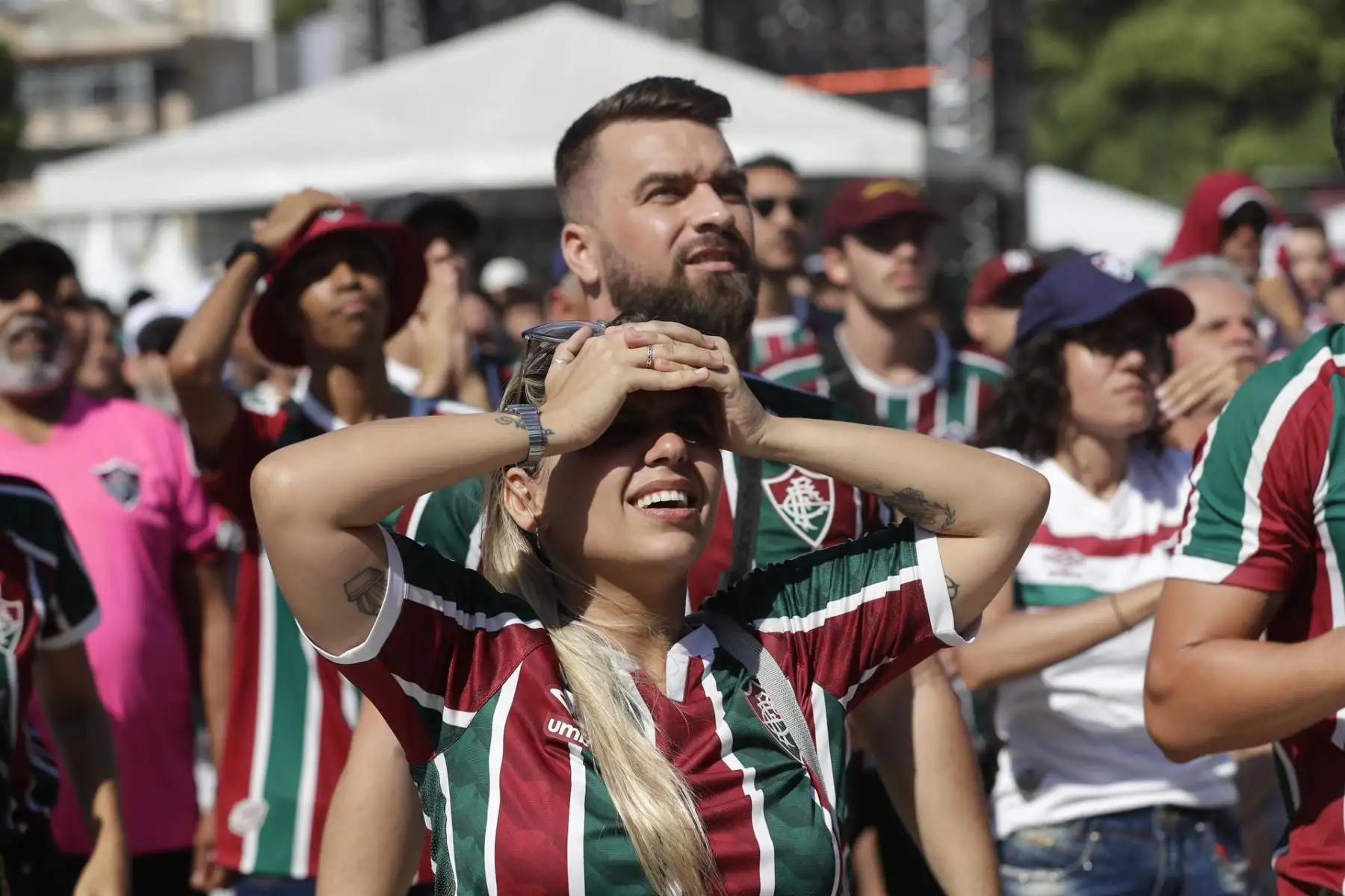 Aficionados de Fluminense se lamentan hoy, durante la transmisión de la final de la Copa Mundial de Clubes entre Fluminense y Manchester City, en el estadio Laranjeiras en Río de Janeiro (Brasil). 
Foto: EFE
