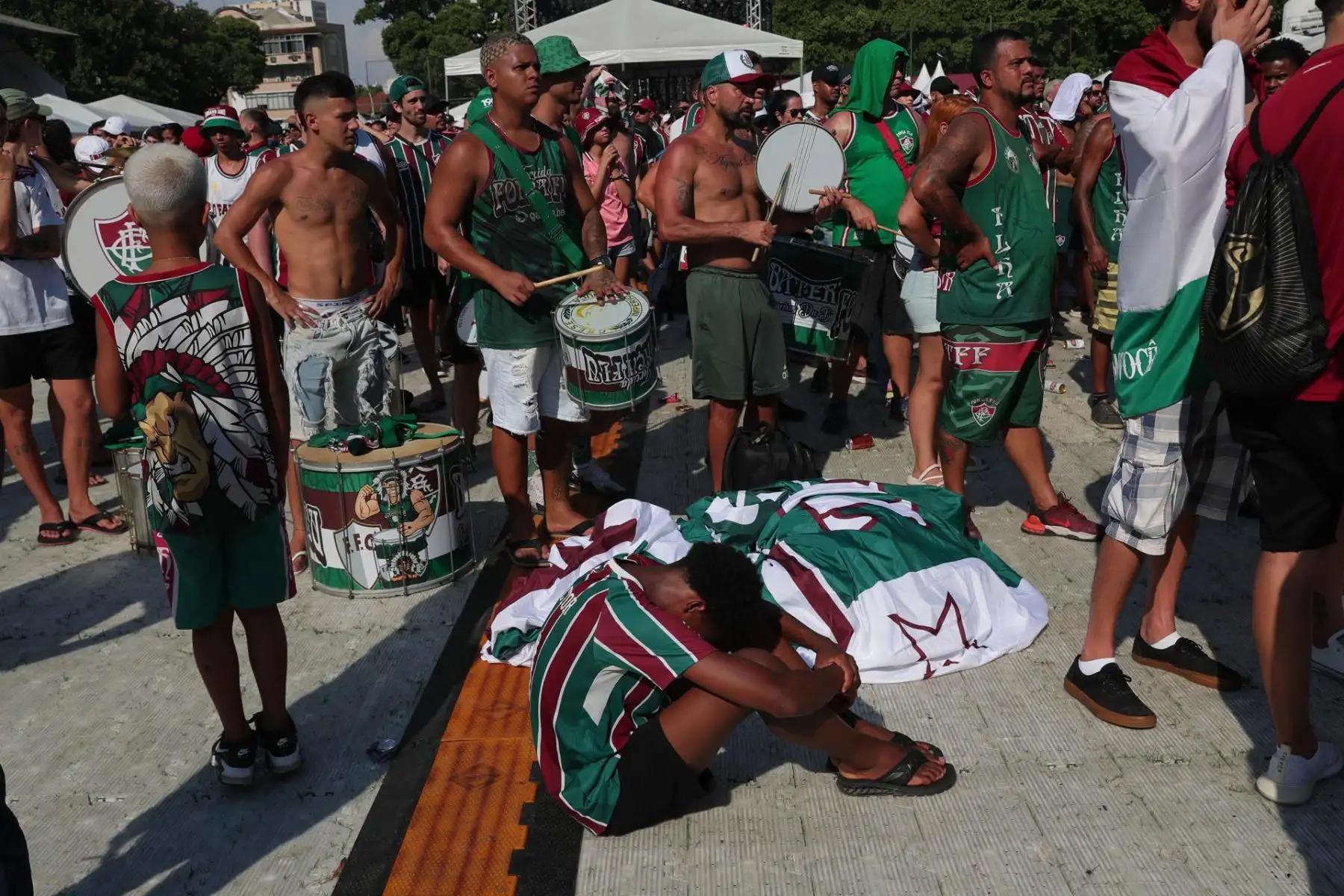 Aficionados de Fluminense se lamentan hoy, durante la transmisión de la final de la Copa Mundial de Clubes entre Fluminense y Manchester City, en el estadio Laranjeiras en Río de Janeiro (Brasil). 
Foto: EFE