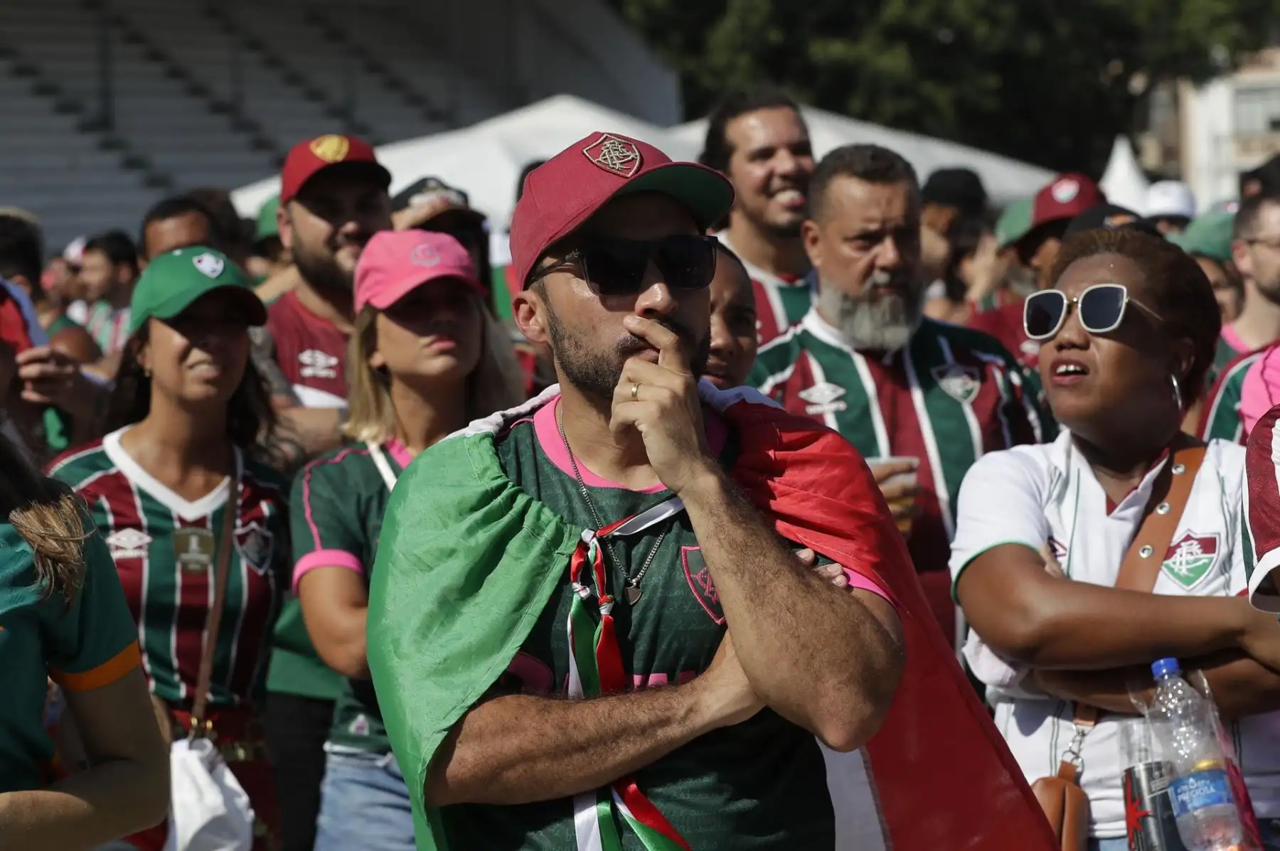 Aficionados de Fluminense se lamentan hoy, durante la transmisión de la final de la Copa Mundial de Clubes entre Fluminense y Manchester City, en el estadio Laranjeiras en Río de Janeiro (Brasil). 
Foto: EFE