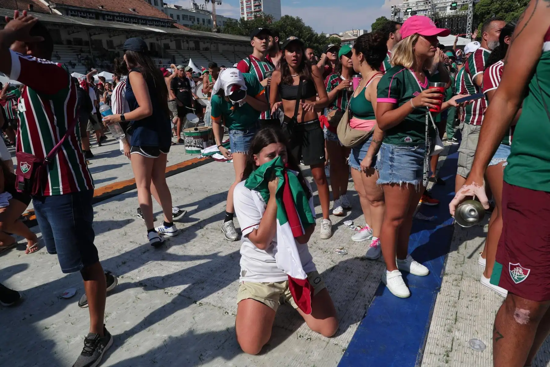 Aficionados de Fluminense se lamentan hoy, durante la transmisión de la final de la Copa Mundial de Clubes entre Fluminense y Manchester City, en el estadio Laranjeiras en Río de Janeiro (Brasil). 
Foto: EFE