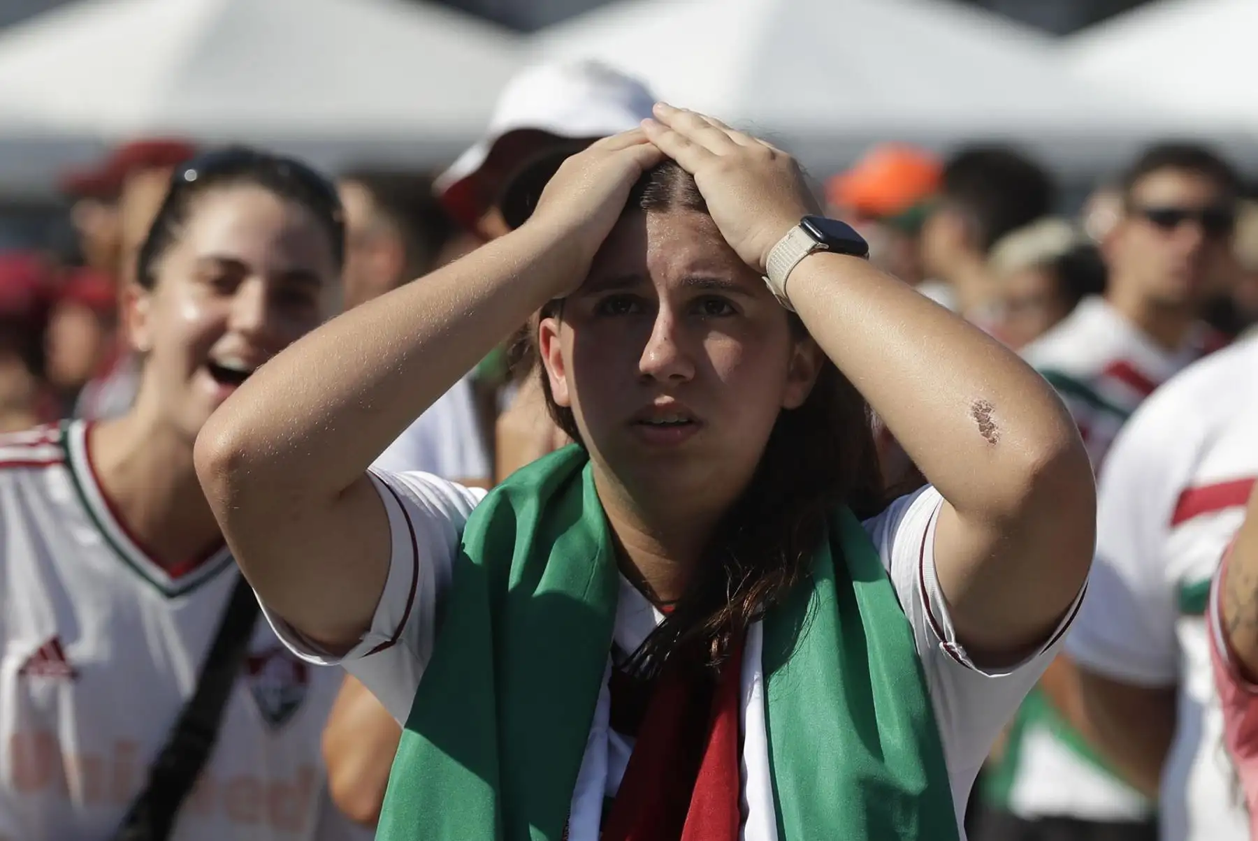 Aficionados de Fluminense se lamentan hoy, durante la transmisión de la final de la Copa Mundial de Clubes entre Fluminense y Manchester City, en el estadio Laranjeiras en Río de Janeiro (Brasil). 
Foto: EFE