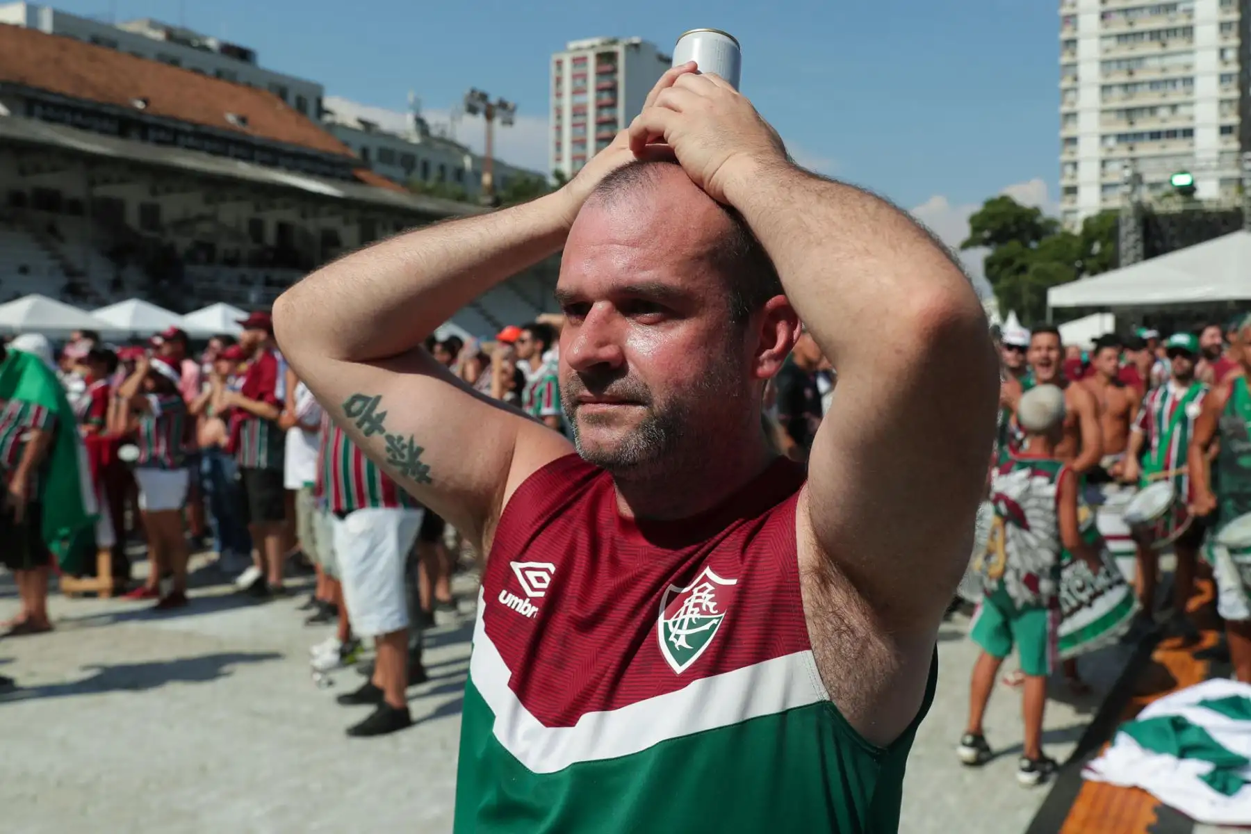 Aficionados de Fluminense se lamentan hoy, durante la transmisión de la final de la Copa Mundial de Clubes entre Fluminense y Manchester City, en el estadio Laranjeiras en Río de Janeiro (Brasil). 
Foto: EFE