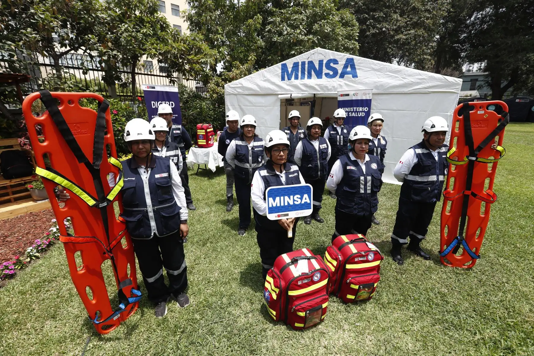 En la sede del Ministerio de Salud en Jesús María, la Dirección General de Riesgos de Desastres y Defensa Nacional en Salud presentó al equipo de brigadistas que estarán en alerta para atender cualquier situación de emergencia durante las celebraciones de Navidad y Año Nuevo.
Foto: ANDINA/Daniel Bracamonte