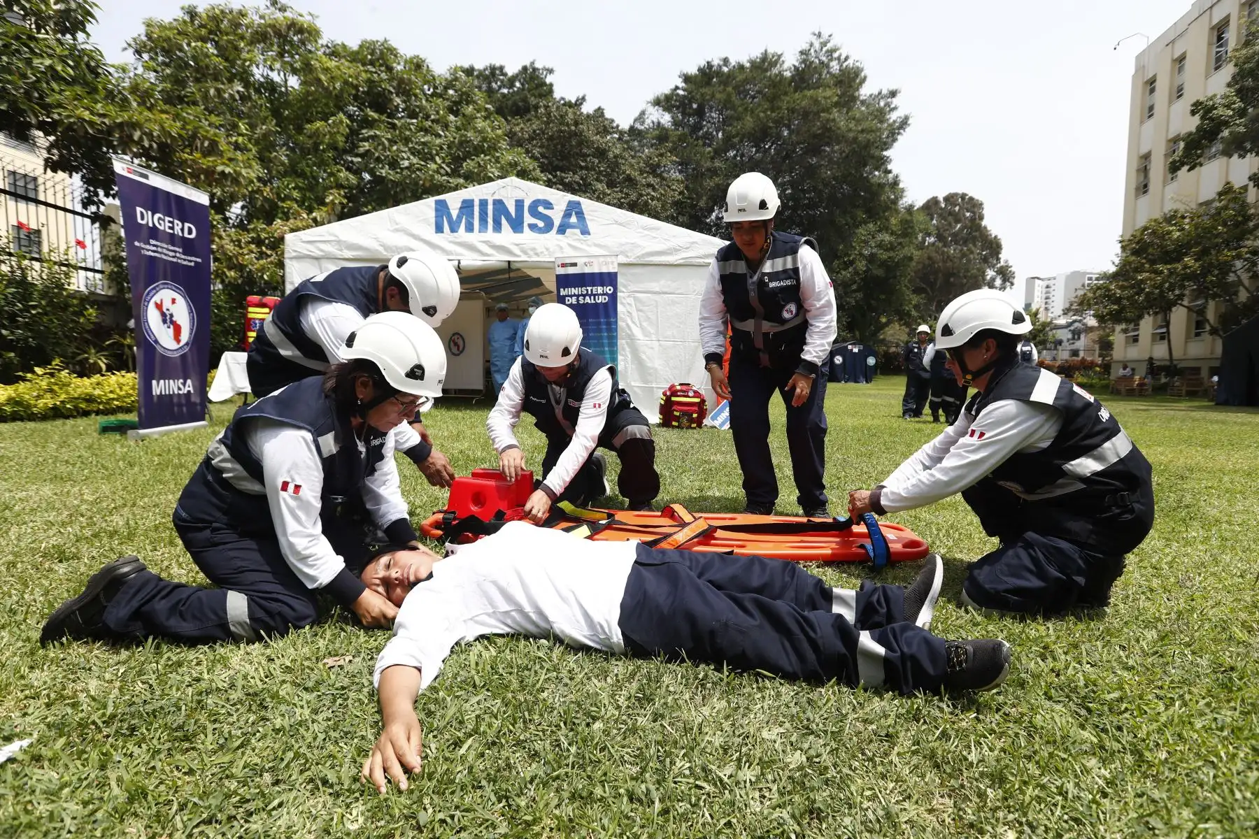 En la sede del Ministerio de Salud en Jesús María, la Dirección General de Riesgos de Desastres y Defensa Nacional en Salud presentó al equipo de brigadistas que estarán en alerta para atender cualquier situación de emergencia durante las celebraciones de Navidad y Año Nuevo.
Foto: ANDINA/Daniel Bracamonte