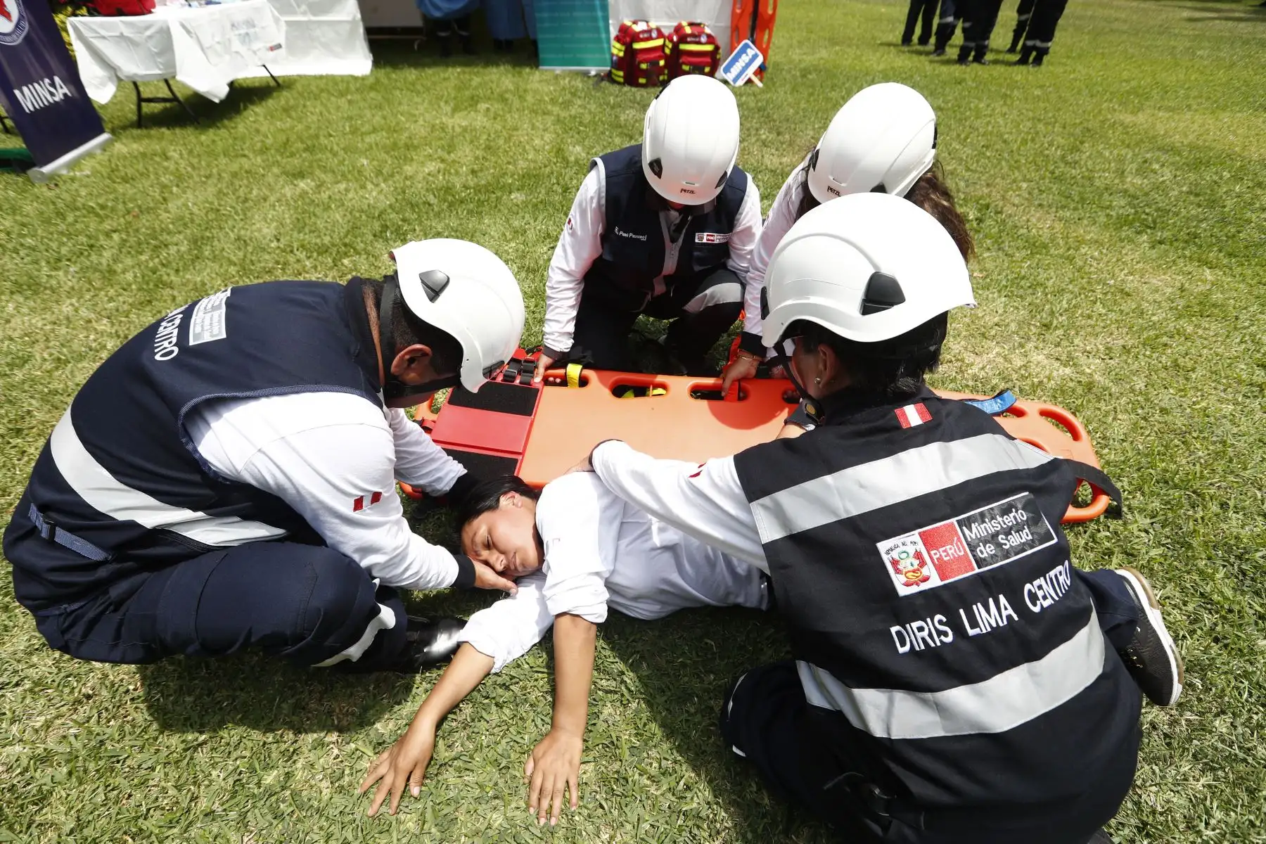 En la sede del Ministerio de Salud en Jesús María, la Dirección General de Riesgos de Desastres y Defensa Nacional en Salud presentó al equipo de brigadistas que estarán en alerta para atender cualquier situación de emergencia durante las celebraciones de Navidad y Año Nuevo.
Foto: ANDINA/Daniel Bracamonte