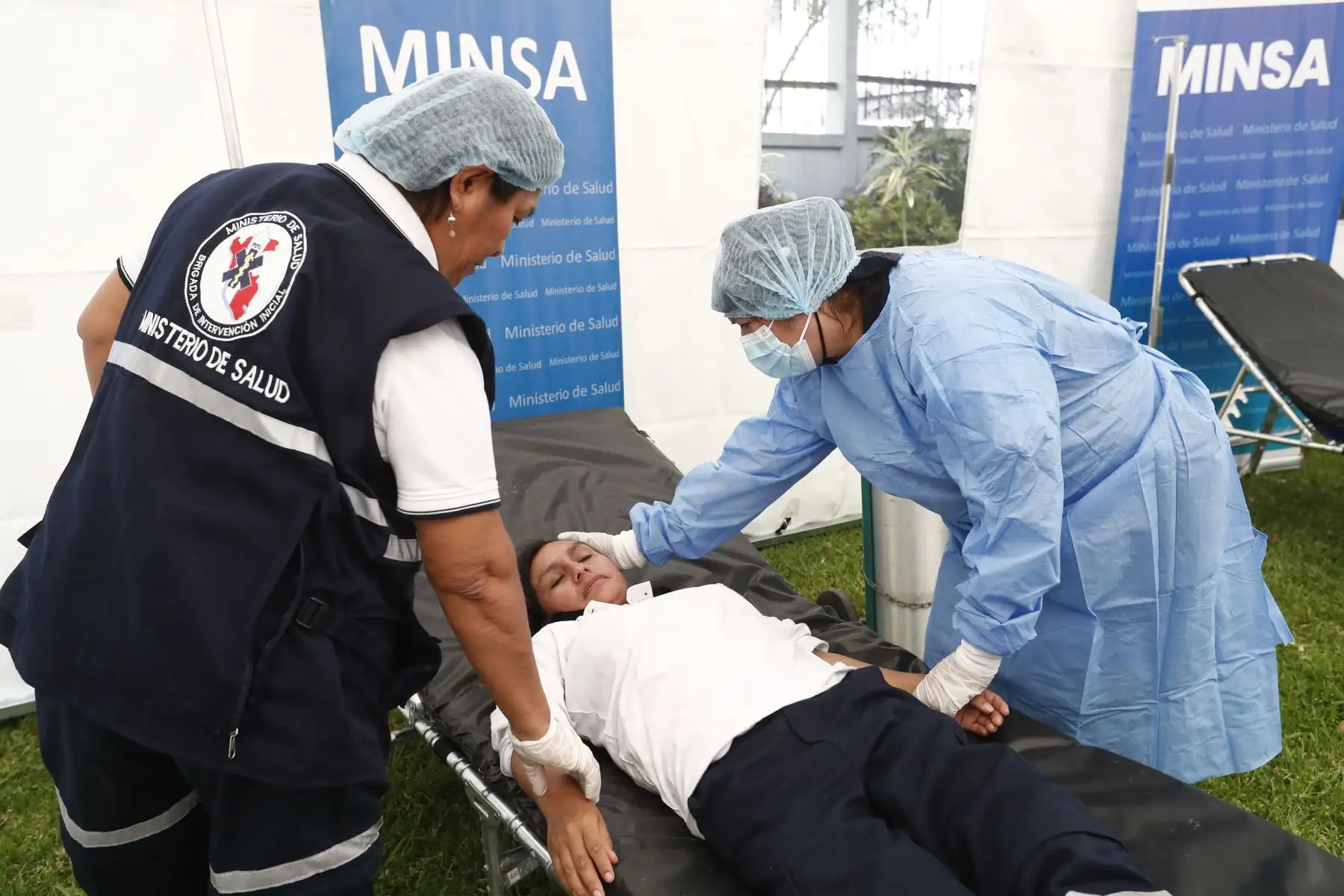 En la sede del Ministerio de Salud en Jesús María, la Dirección General de Riesgos de Desastres y Defensa Nacional en Salud presentó al equipo de brigadistas que estarán en alerta para atender cualquier situación de emergencia durante las celebraciones de Navidad y Año Nuevo.
Foto: ANDINA/Daniel Bracamonte