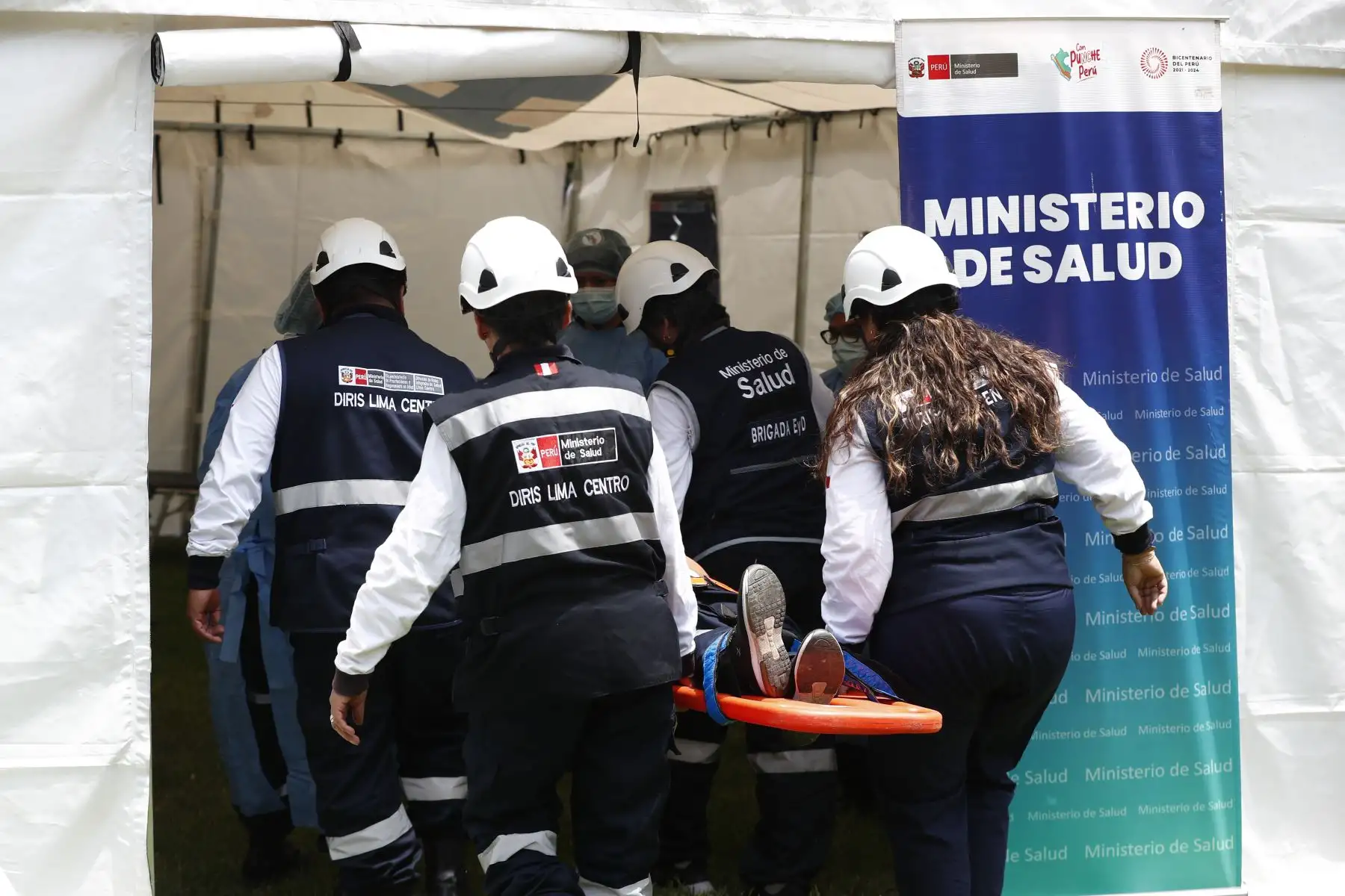 En la sede del Ministerio de Salud en Jesús María, la Dirección General de Riesgos de Desastres y Defensa Nacional en Salud presentó al equipo de brigadistas que estarán en alerta para atender cualquier situación de emergencia durante las celebraciones de Navidad y Año Nuevo.
Foto: ANDINA/Daniel Bracamonte
