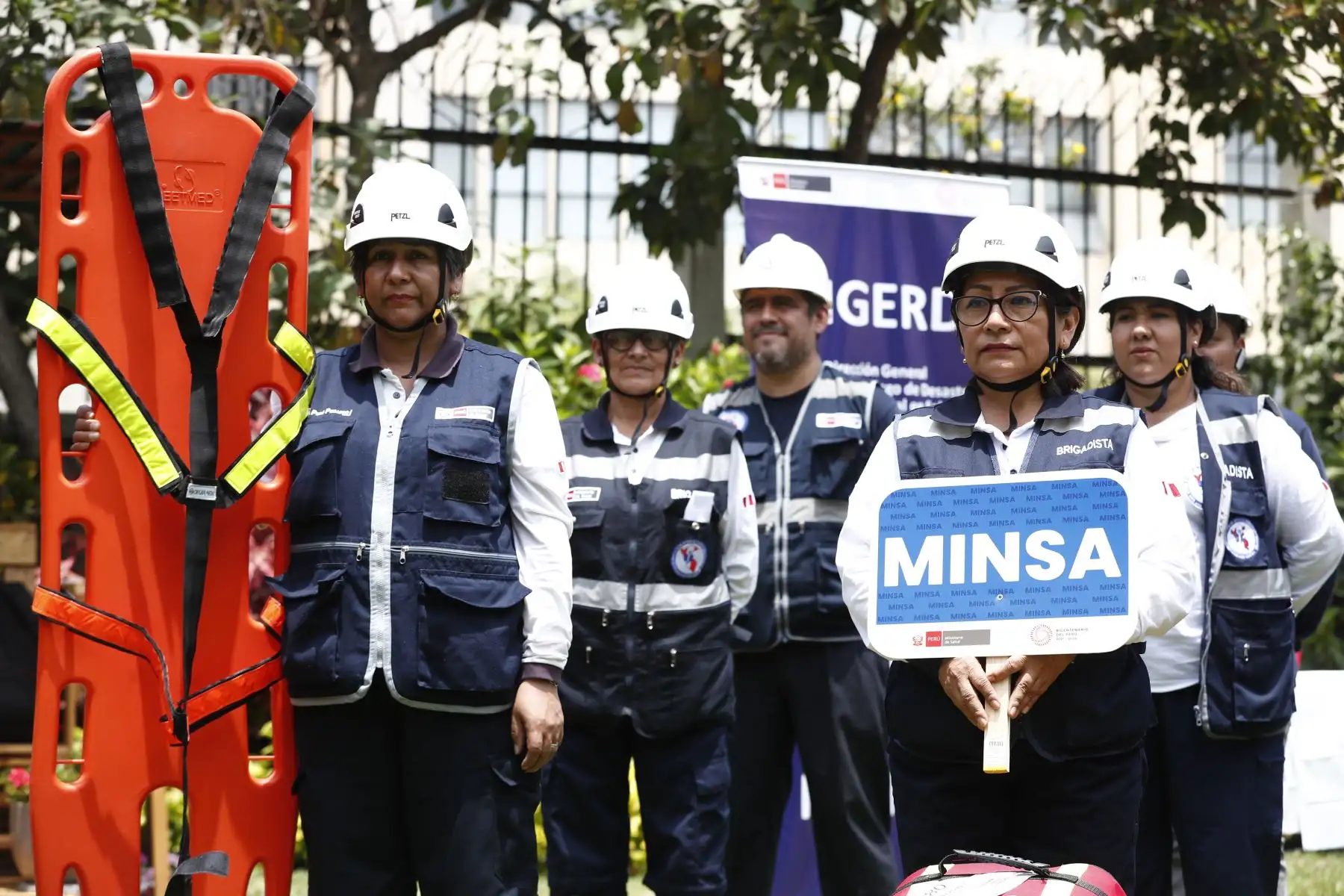 En la sede del Ministerio de Salud en Jesús María, la Dirección General de Riesgos de Desastres y Defensa Nacional en Salud presentó al equipo de brigadistas que estarán en alerta para atender cualquier situación de emergencia durante las celebraciones de Navidad y Año Nuevo.
Foto: ANDINA/Daniel Bracamonte