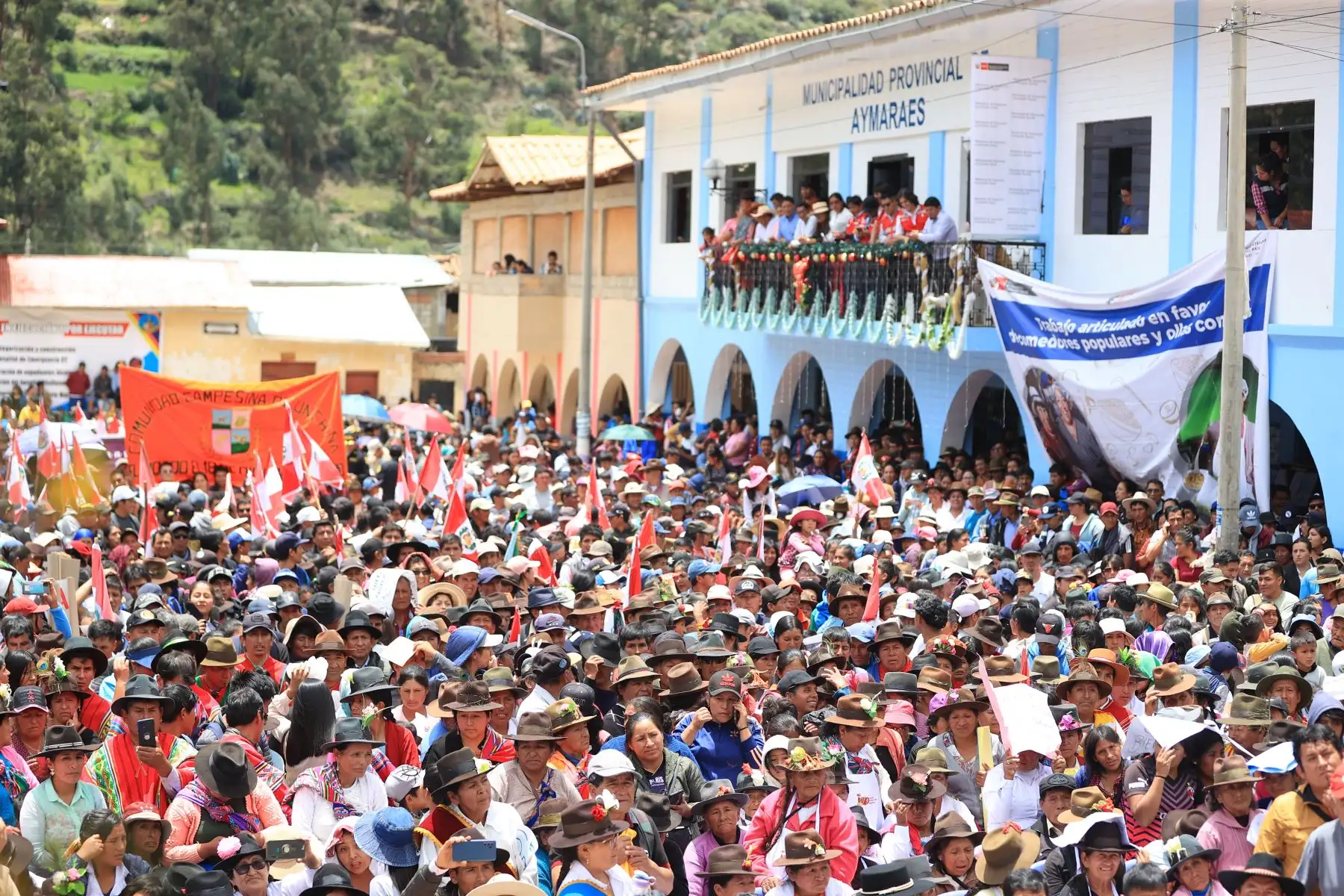Por la tarde, la jefa de Estado llegó a la plaza Micaela Bastidas de Abancay donde entregó 3,743 títulos de propiedad en beneficio de 12,200 ciudadanos de las 7 provincias de la región Apurímac, además de cheques de transferencia a tres municipalidades para obras de agua y saneamiento.
Foto: ANDINA/Prensa Presidencia