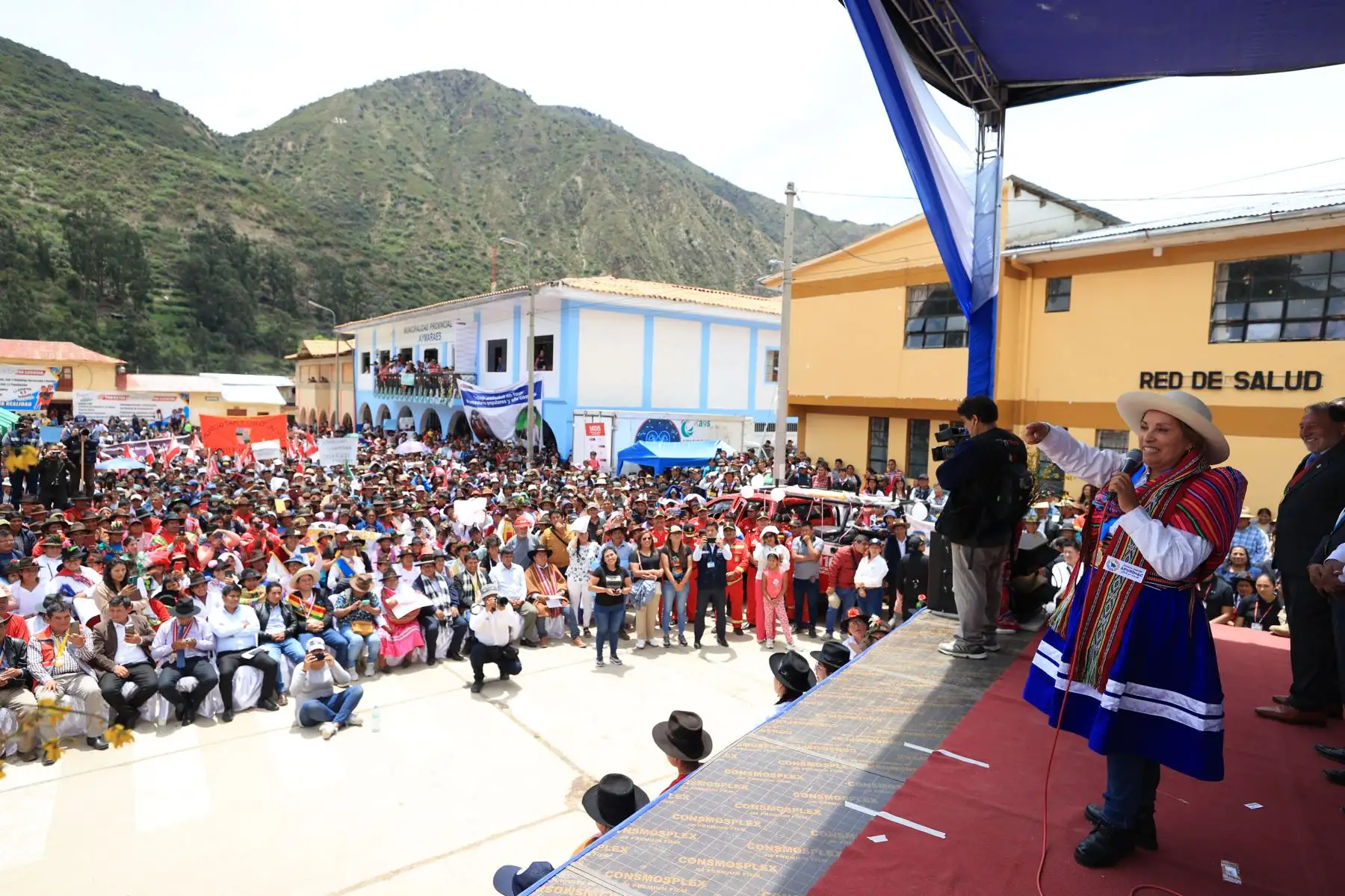La mandataria llevó una campaña médica, distribuyó más de una tonelada de pescado para la población, entregó un vehículo para los bomberos de la zona y repartió regalos a las niñas y niños de Chalhuanca.
Foto: ANDINA/Prensa Presidencia