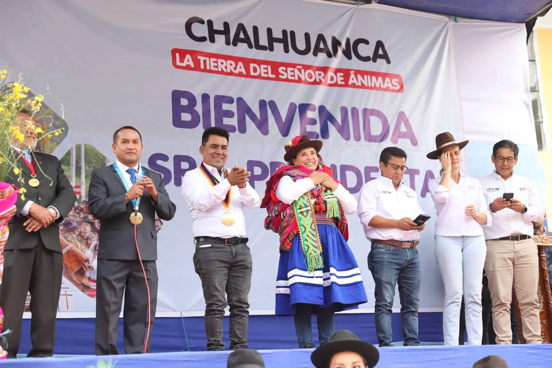 Por la tarde, la jefa de Estado llegó a la plaza Micaela Bastidas de Abancay donde entregó 3,743 títulos de propiedad en beneficio de 12,200 ciudadanos de las 7 provincias de la región Apurímac, además de cheques de transferencia a tres municipalidades para obras de agua y saneamiento.
Foto: ANDINA/Prensa Presidencia