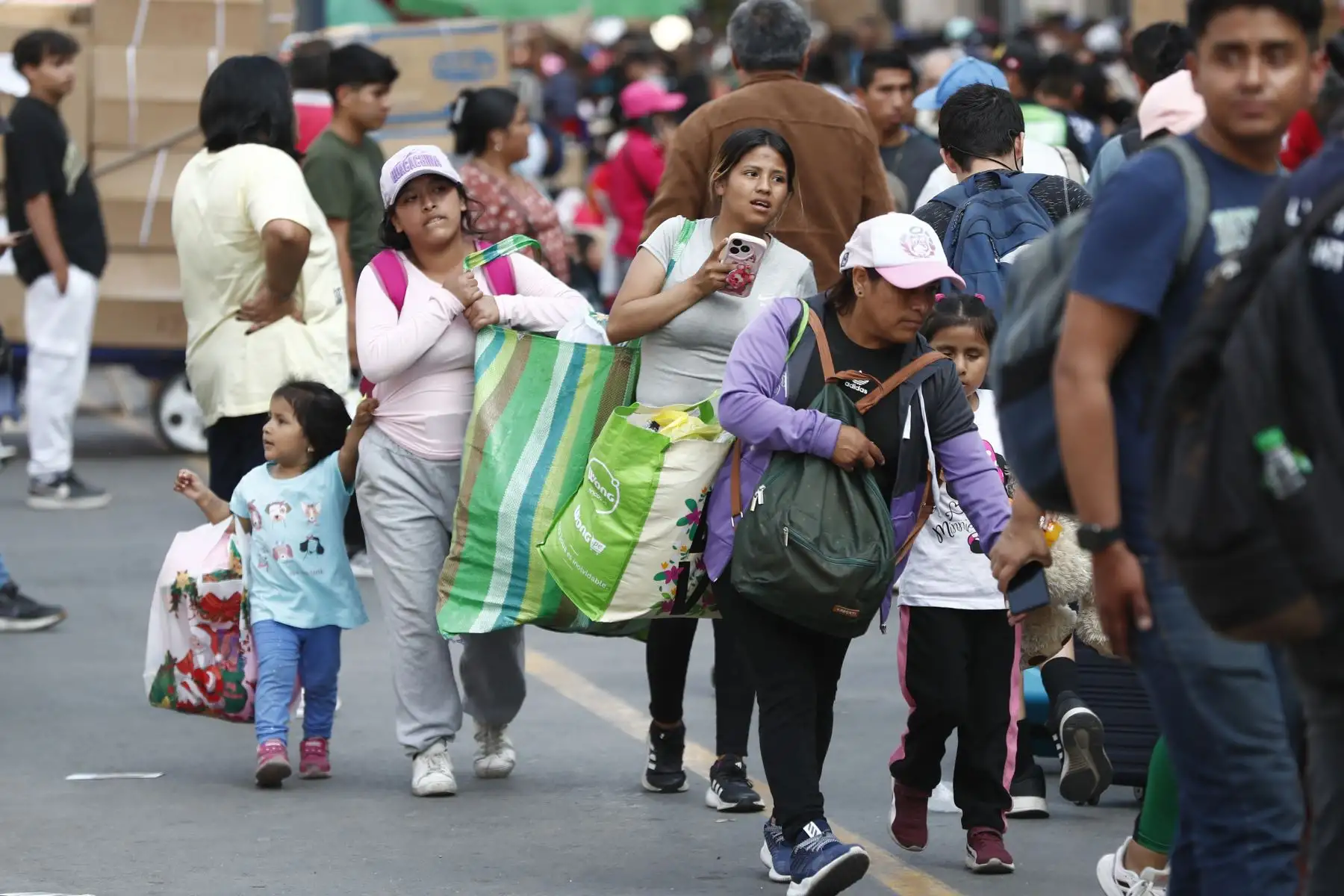 Gran aglomeración de personas de todas las edades en Mesa Redonda, en el Cercado de Lima, debido al fluido comercio en el emporio comercial a vísperas de celebrarse la Navidad. Foto: ANDINA/Daniel Bracamonte