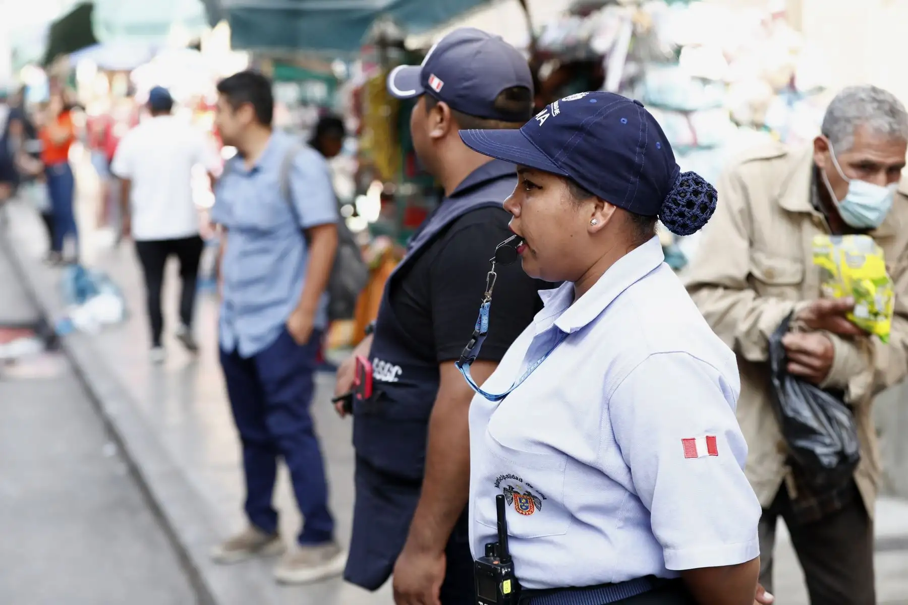 Efectivos de la Policía Nacional y del serenazgo de Lima resguardan la seguridad en Mesa Redonda, en el Cercado de Lima, debido al fluido comercio en el emporio comercial a vísperas de celebrarse la Navidad. Foto: ANDINA/Daniel Bracamonte