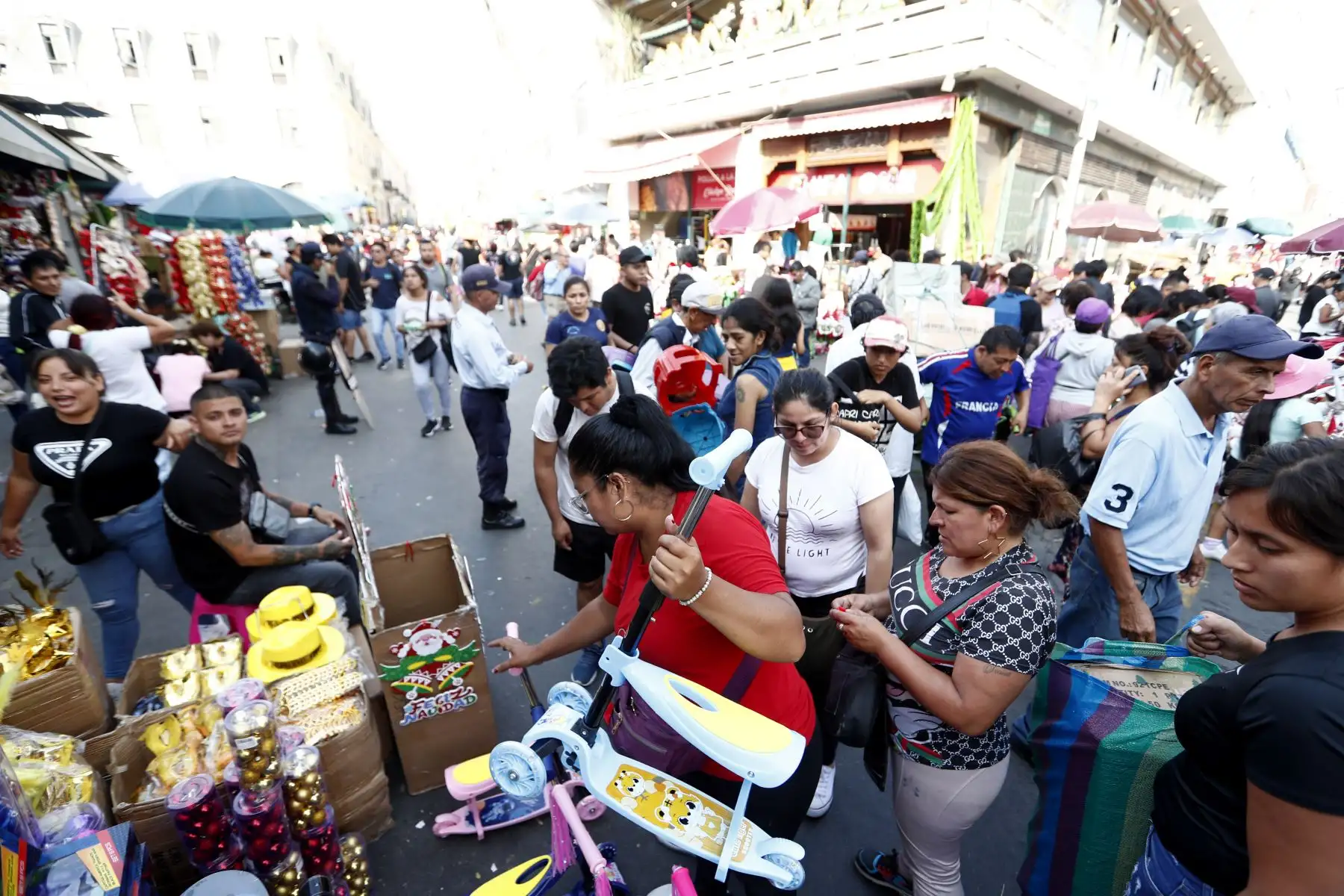 Gran aglomeración de personas de todas las edades en Mesa Redonda, en el Cercado de Lima, debido al fluido comercio en el emporio comercial a vísperas de celebrarse la Navidad. Foto: ANDINA/Daniel Bracamonte