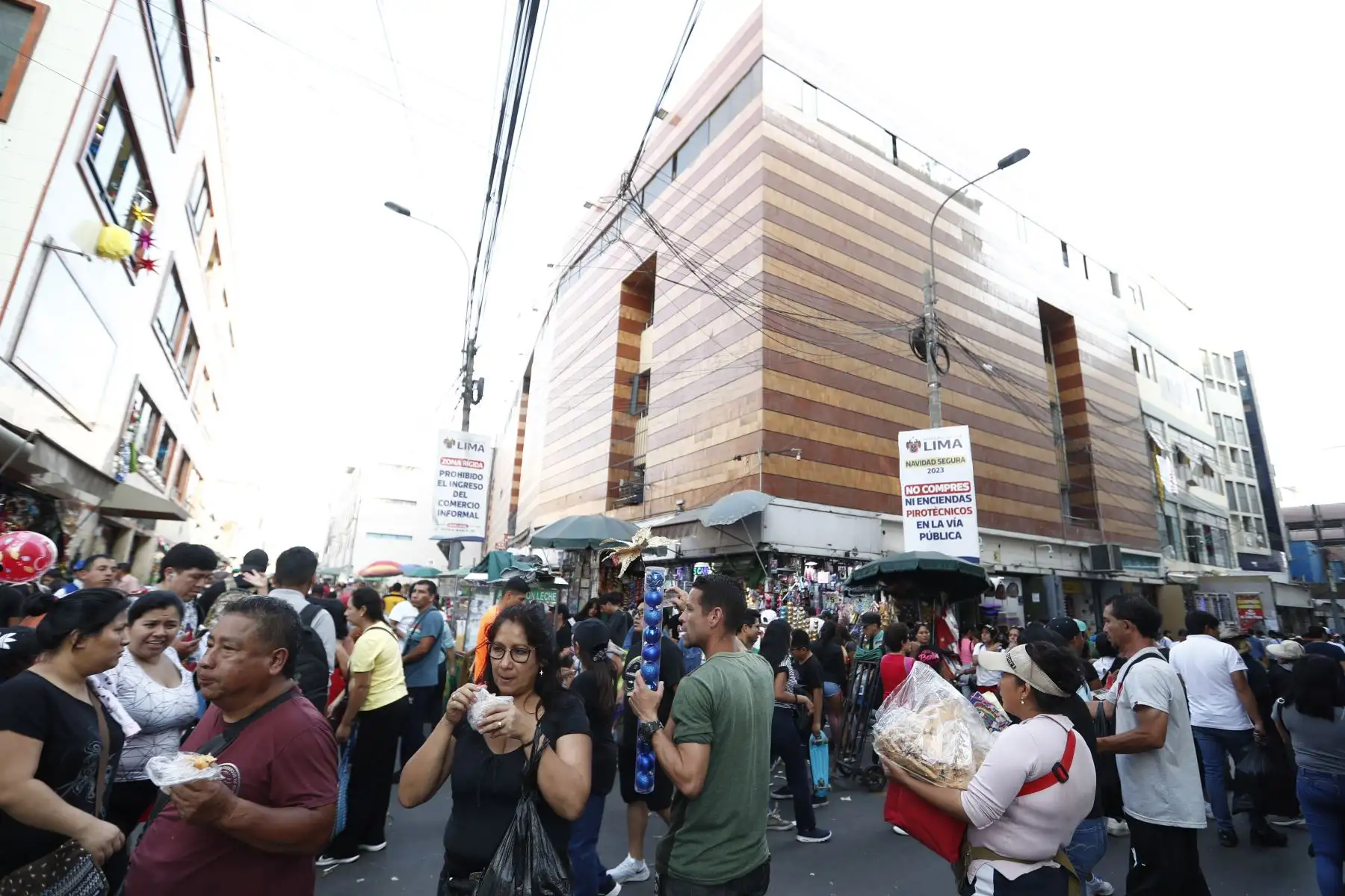 Cruce de los jirones Cusco y Andahuaylas en la zona de Mesa Redonda, en Cercado de Lima, donde hay un masivo tránsito de personas debido al fluido comercio en el emporio comercial a vísperas de celebrarse la Navidad. Foto: ANDINA/Daniel Bracamonte