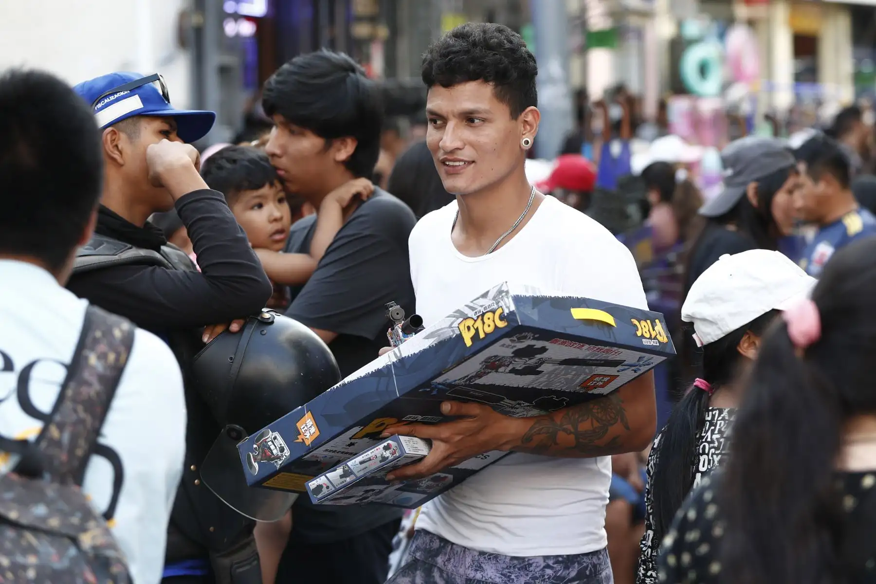 Cruce de los jirones Mesa Redonda y Andahuaylas en el Cercado de Lima, donde hay un masivo tránsito de personas debido al fluido comercio en la zona a vísperas de celebrarse la Navidad. Foto: ANDINA/Daniel Bracamonte