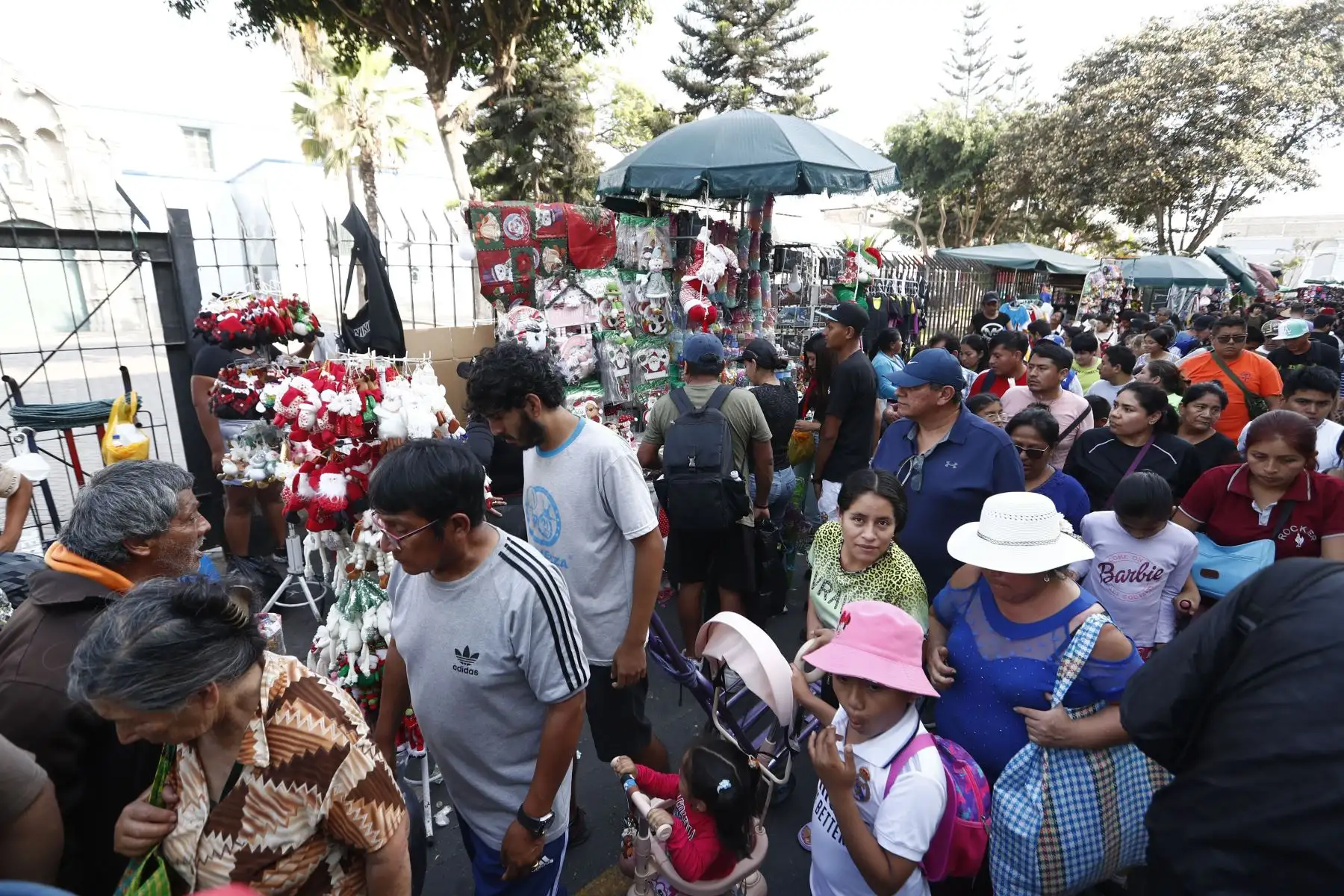 El jirón Andahuaylas en la zona de Mesa Redonda, en Cercado de Lima, donde hay un masivo tránsito de personas debido al fluido comercio en el emporio comercial a vísperas de celebrarse la Navidad. Foto: ANDINA/Daniel Bracamonte