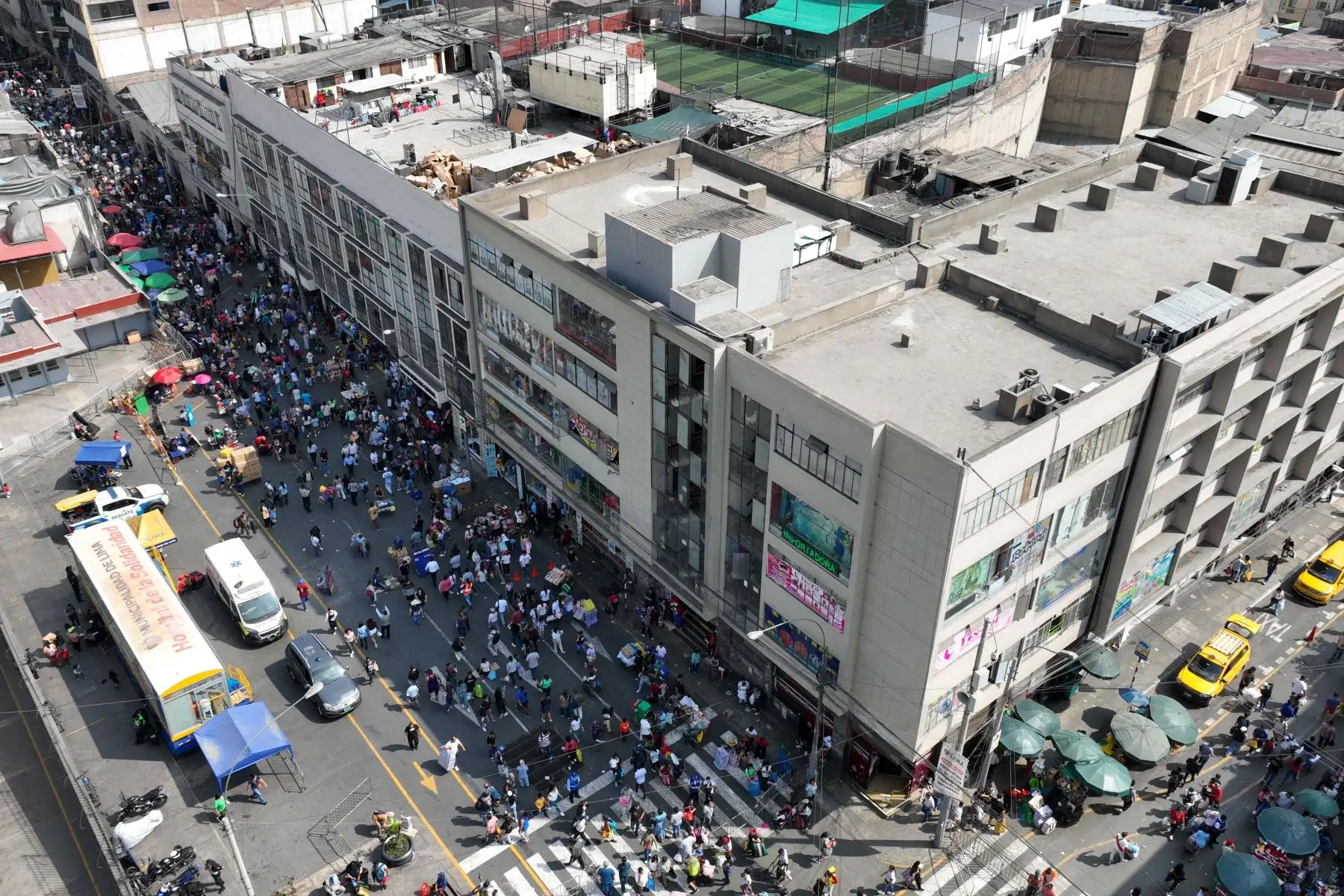 Cruce de los jirones Cusco y Ayacucho en la zona de Mesa Redonda, en Cercado de Lima, donde hay un masivo tránsito de personas debido al fluido comercio en el emporio comercial a vísperas de celebrarse la Navidad. Foto: ANDINA/Daniel Bracamonte