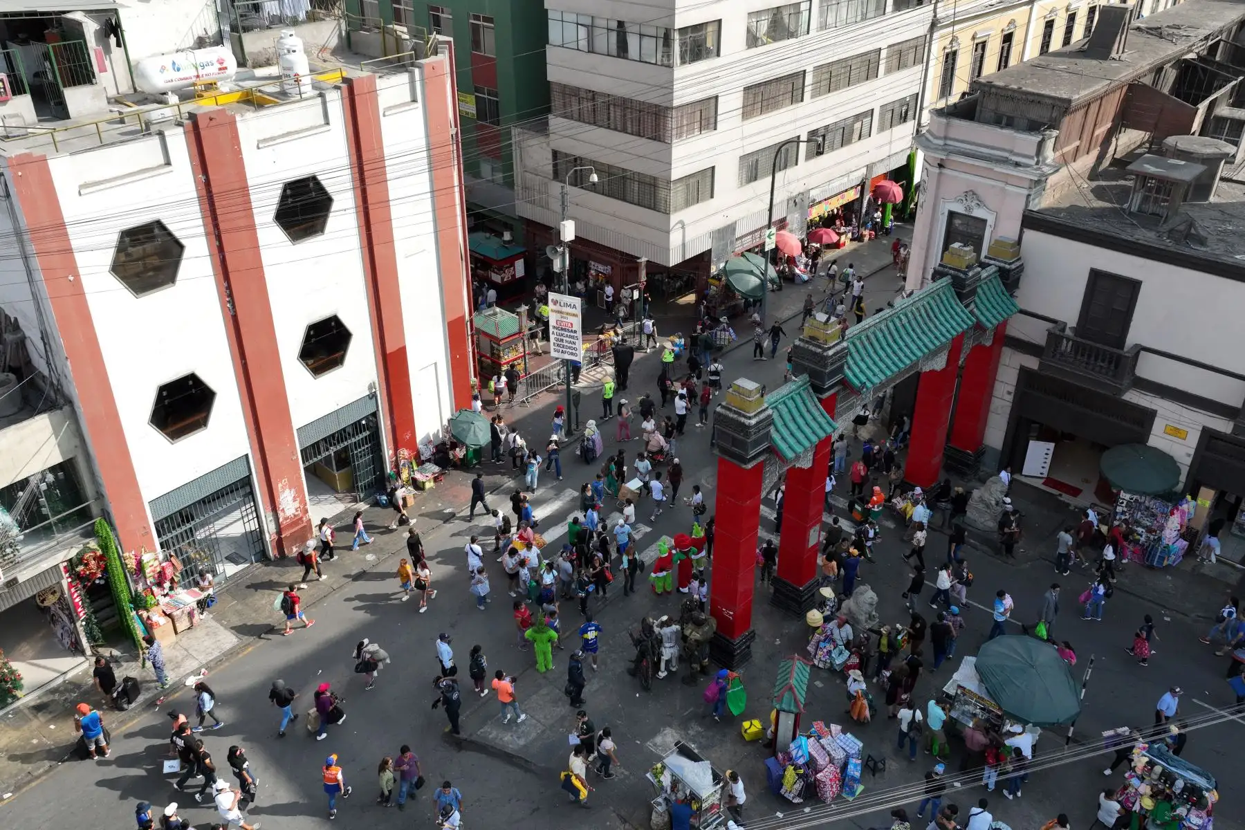 El emblemático barrio Chino en la zona de Mesa Redonda, en Cercado de Lima, donde hay un masivo tránsito de personas debido al fluido comercio en el emporio comercial a vísperas de celebrarse la Navidad. Foto: ANDINA/Daniel Bracamonte