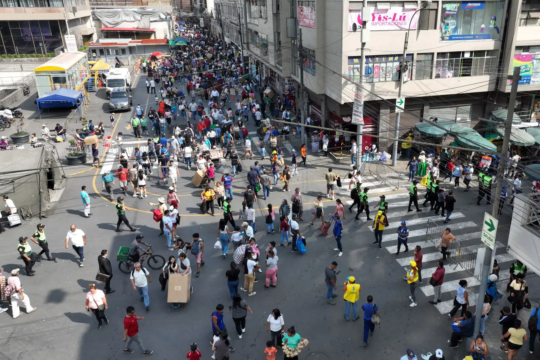 Cruce de los jirones Cusco y Ayacucho en la zona de Mesa Redonda, en Cercado de Lima, donde hay un masivo tránsito de personas debido al fluido comercio en el emporio comercial a vísperas de celebrarse la Navidad. Foto: ANDINA/Daniel Bracamonte