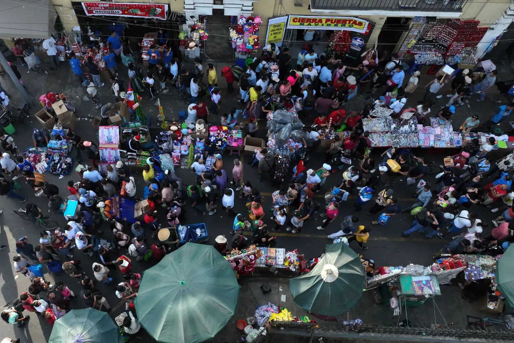 El jirón Andahuaylas en la zona de Mesa Redonda, en Cercado de Lima, donde hay un masivo tránsito de personas debido al fluido comercio en el emporio comercial a vísperas de celebrarse la Navidad. Foto: ANDINA/Daniel Bracamonte