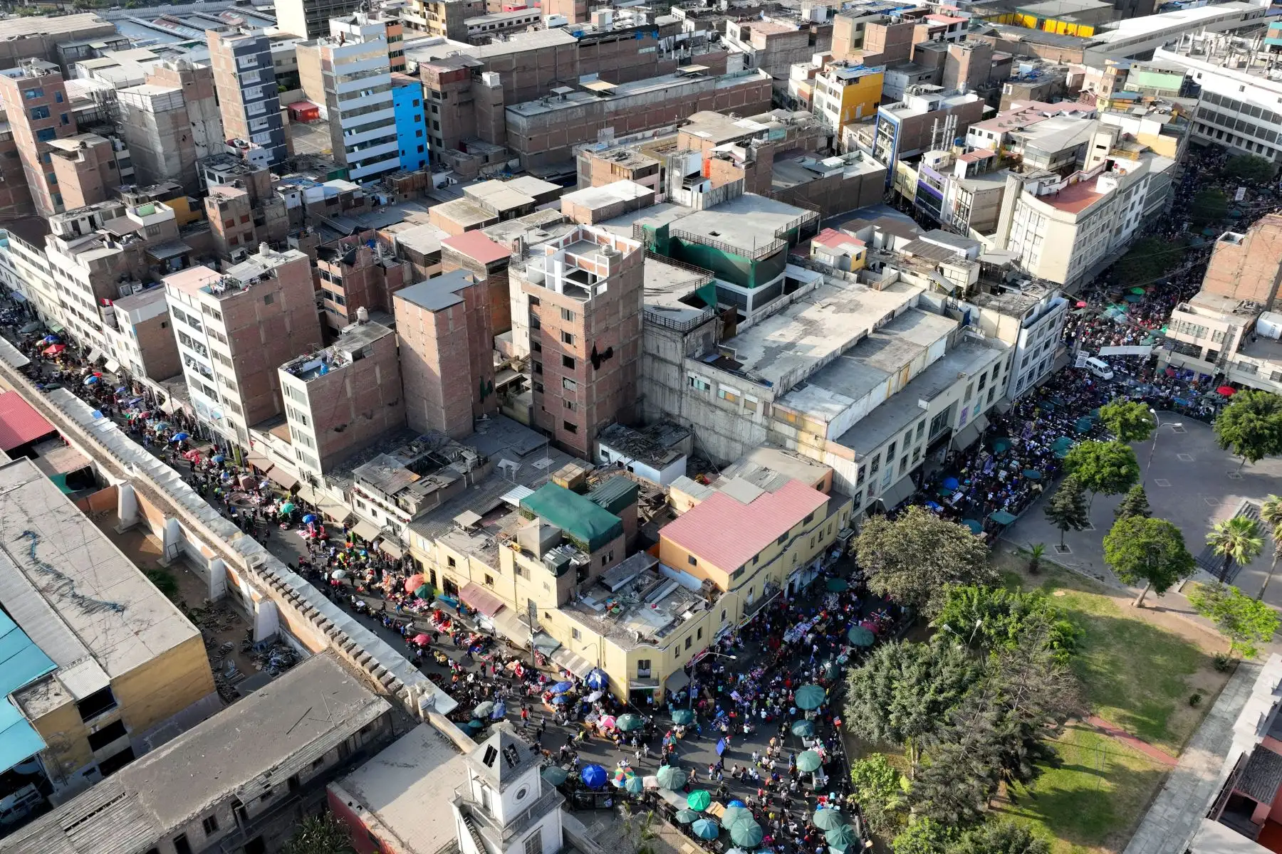 Cruce de los jirones  Andahuaylas e Inambari en la zona de Mesa Redonda, en Cercado de Lima, donde hay un masivo tránsito de personas debido al fluido comercio en el emporio comercial a vísperas de celebrarse la Navidad. Foto: ANDINA/Daniel Bracamonte
