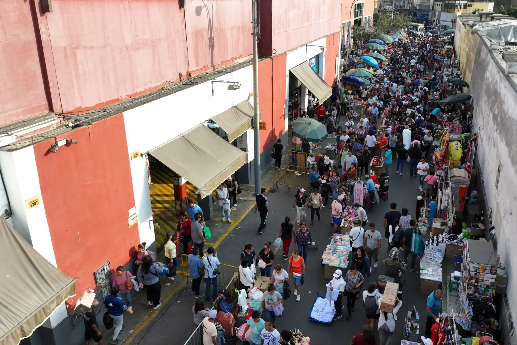Jirón Andahuaylas, a una cuadra del cruce con la Av. Nicolás de Piérola en la zona de Mesa Redonda, en Cercado de Lima, donde hay un masivo tránsito de personas debido al fluido comercio en el emporio comercial a vísperas de celebrarse la Navidad. Foto: ANDINA/Daniel Bracamonte