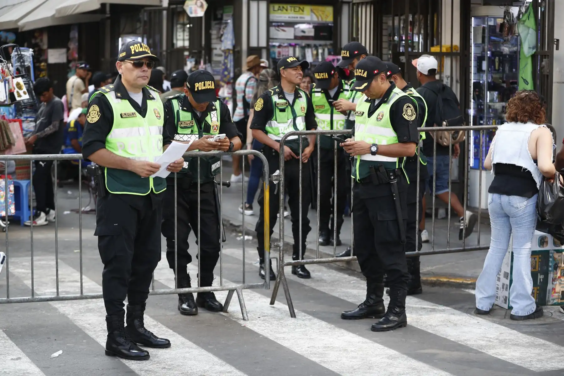 Efectivos de la Policía Nacional y del serenazgo de Lima resguardan la seguridad en Mesa Redonda, en el Cercado de Lima, debido al fluido comercio en el emporio comercial a vísperas de celebrarse la Navidad. Foto: ANDINA/Daniel Bracamonte