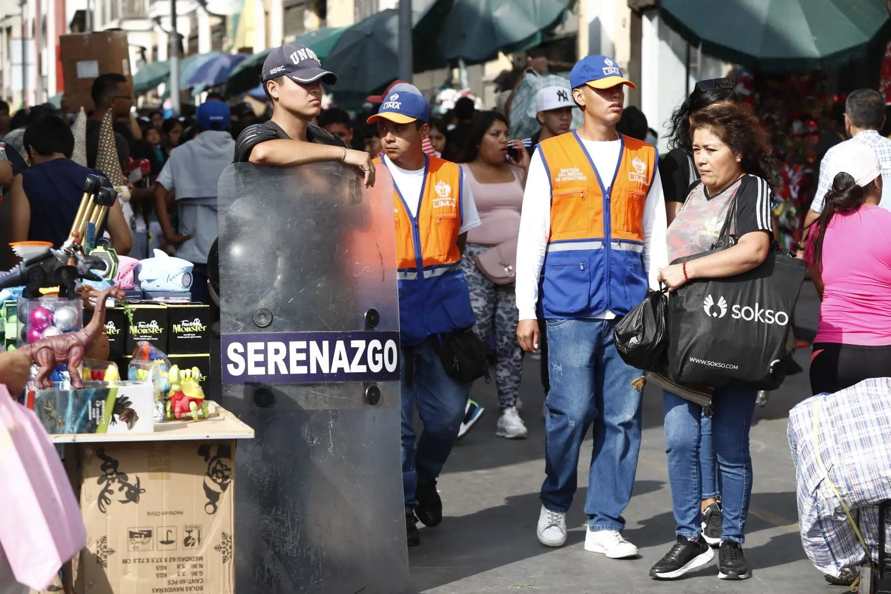 Efectivos de la Policía Nacional y del serenazgo de Lima resguardan la seguridad en Mesa Redonda, en el Cercado de Lima, debido al fluido comercio en el emporio comercial a vísperas de celebrarse la Navidad. Foto: ANDINA/Daniel Bracamonte