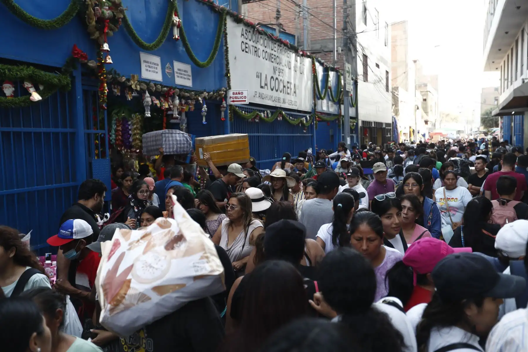 El jirón Andahuaylas en la zona de Mesa Redonda, en Cercado de Lima, donde hay un masivo tránsito de personas debido al fluido comercio en el emporio comercial a vísperas de celebrarse la Navidad. Foto: ANDINA/Daniel Bracamonte