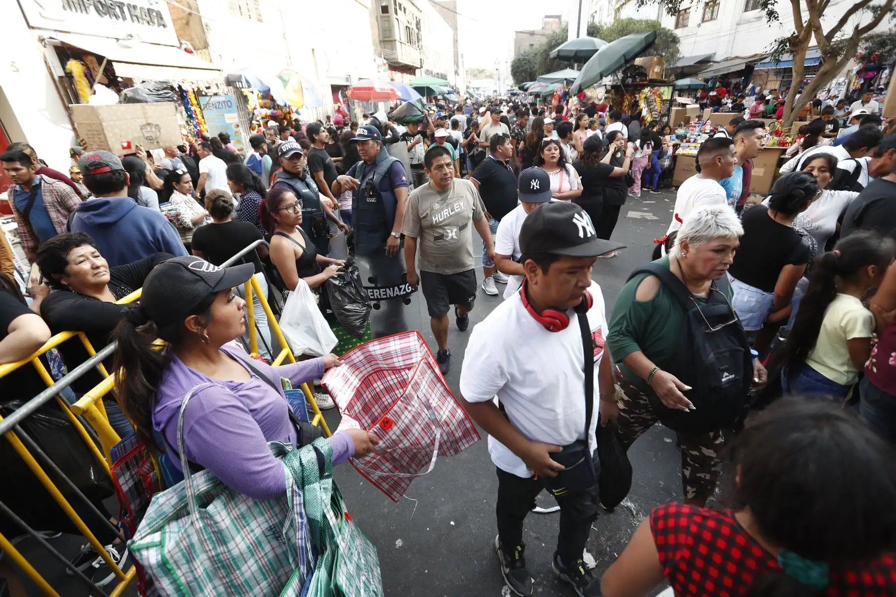 Cruce de los jirones Mesa Redonda y Andahuaylas en el Cercado de Lima, donde hay un masivo tránsito de personas debido al fluido comercio en la zona a vísperas de celebrarse la Navidad. Foto: ANDINA/Daniel Bracamonte