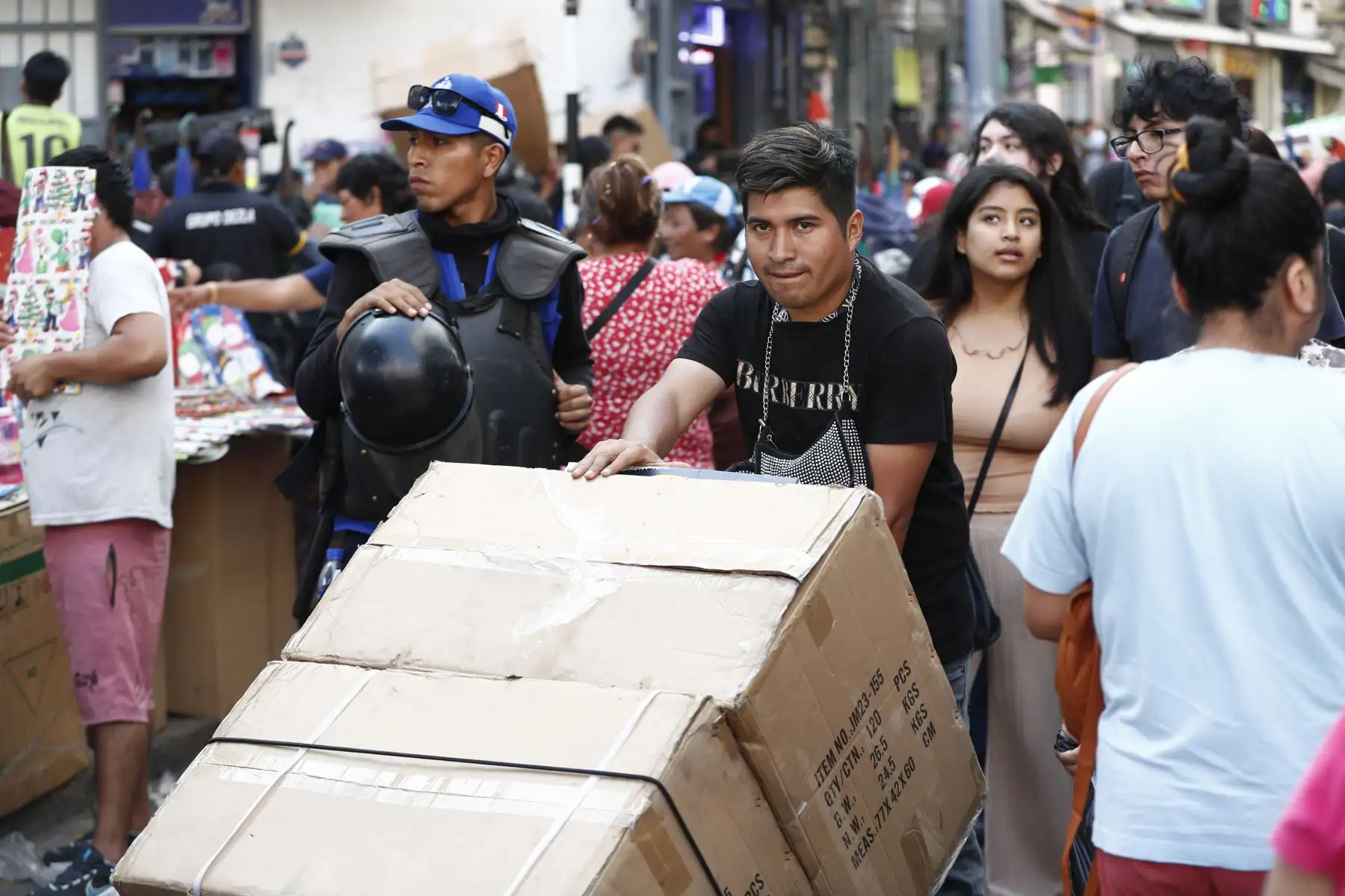 Cruce de los jirones Mesa Redonda y Andahuaylas en el Cercado de Lima, donde hay un masivo tránsito de personas debido al fluido comercio en la zona a vísperas de celebrarse la Navidad. Foto: ANDINA/Daniel Bracamonte