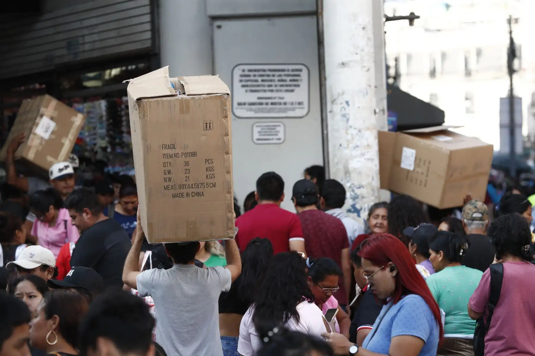Cruce de los jirones Mesa Redonda y Andahuaylas en el Cercado de Lima, donde hay un masivo tránsito de personas debido al fluido comercio en la zona a vísperas de celebrarse la Navidad. Foto: ANDINA/Daniel Bracamonte