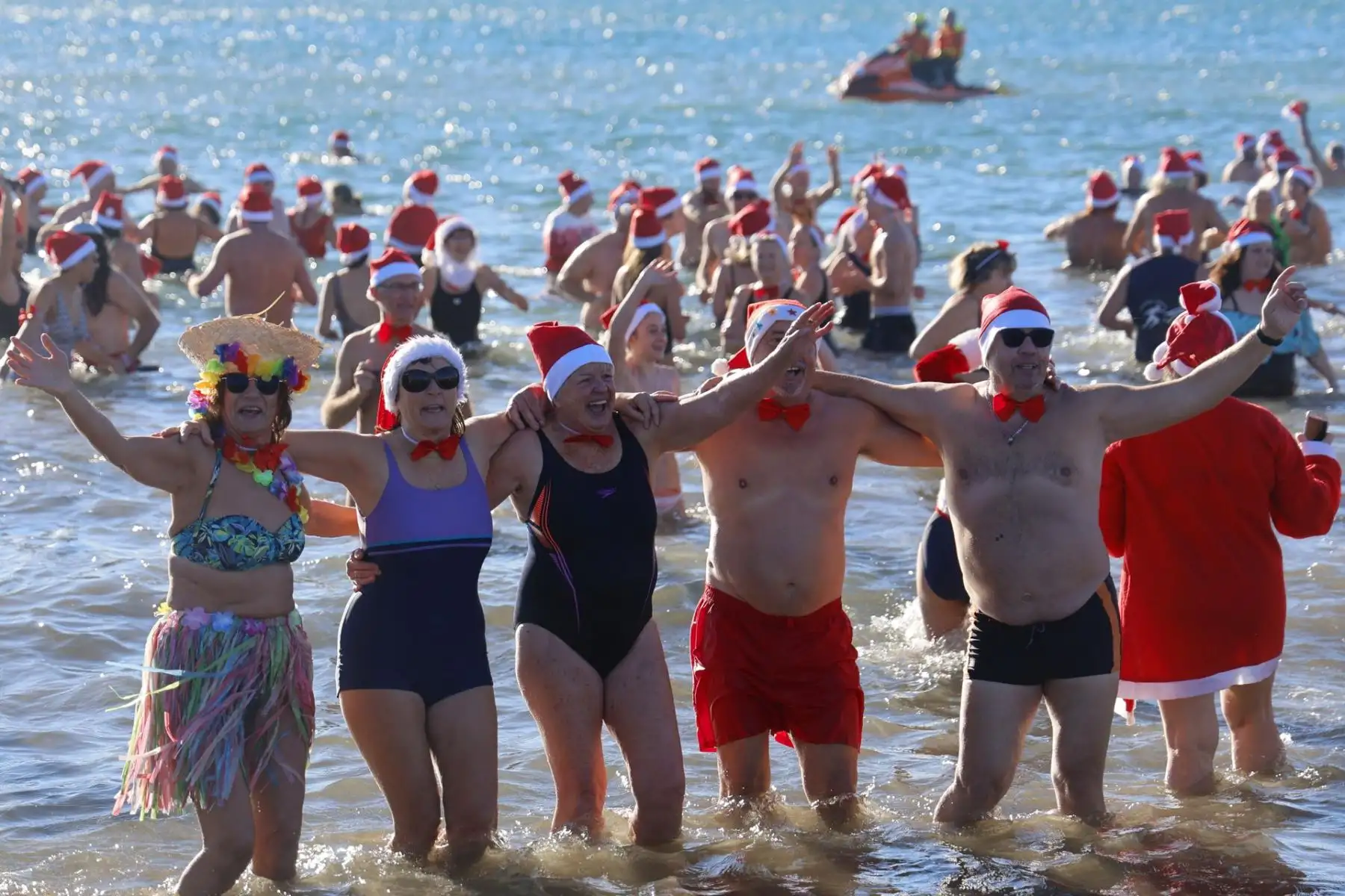 Cientos de personas disfrazadas de Papá Noel asisten al tradicional baño navideño de Valras, al sur de Francia, como antesala a las celebraciones de la Navidad. Foto: EFE