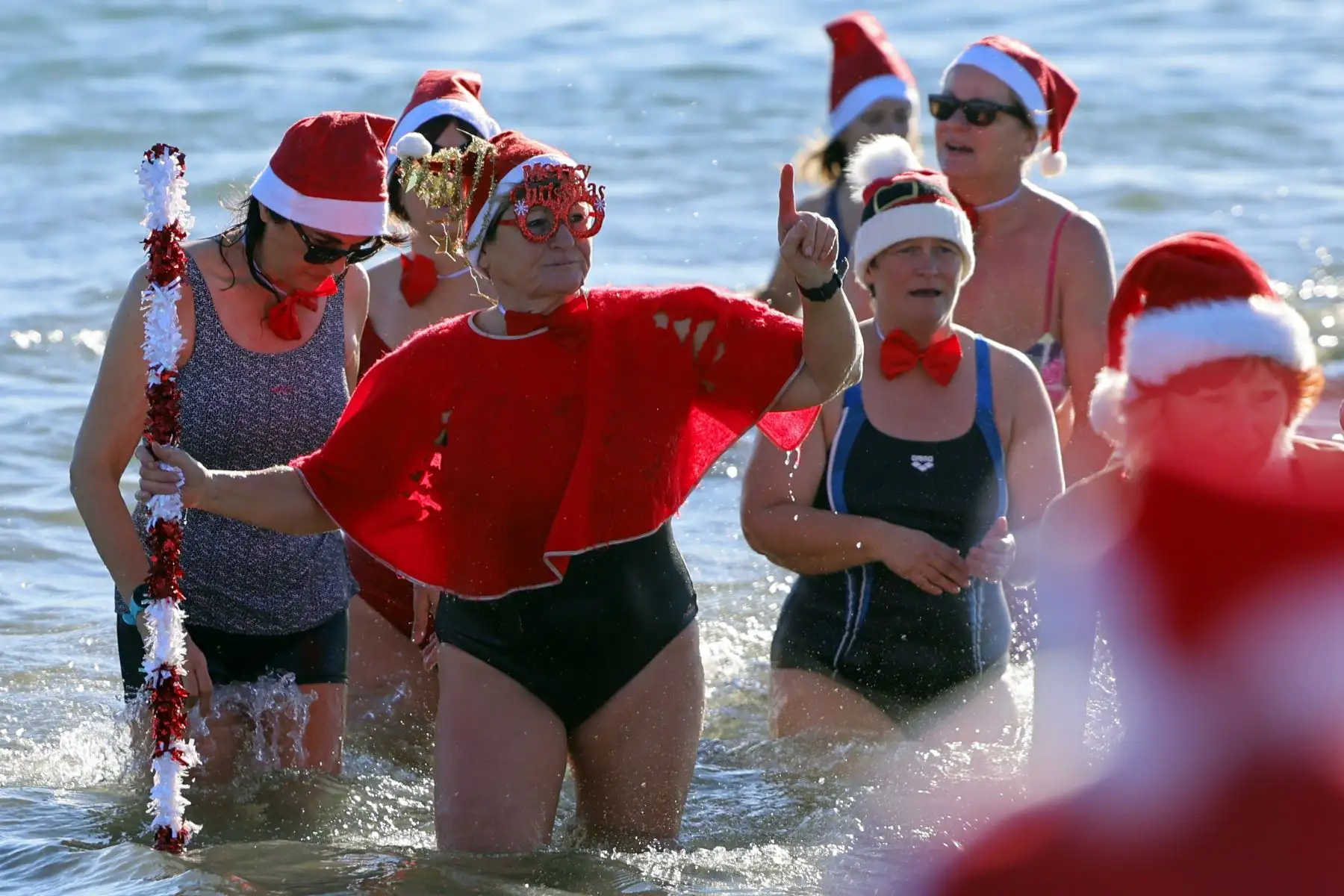 Cientos de personas disfrazadas de Papá Noel asisten al tradicional baño navideño de Valras, al sur de Francia, como antesala a las celebraciones de la Navidad. Foto: EFE
