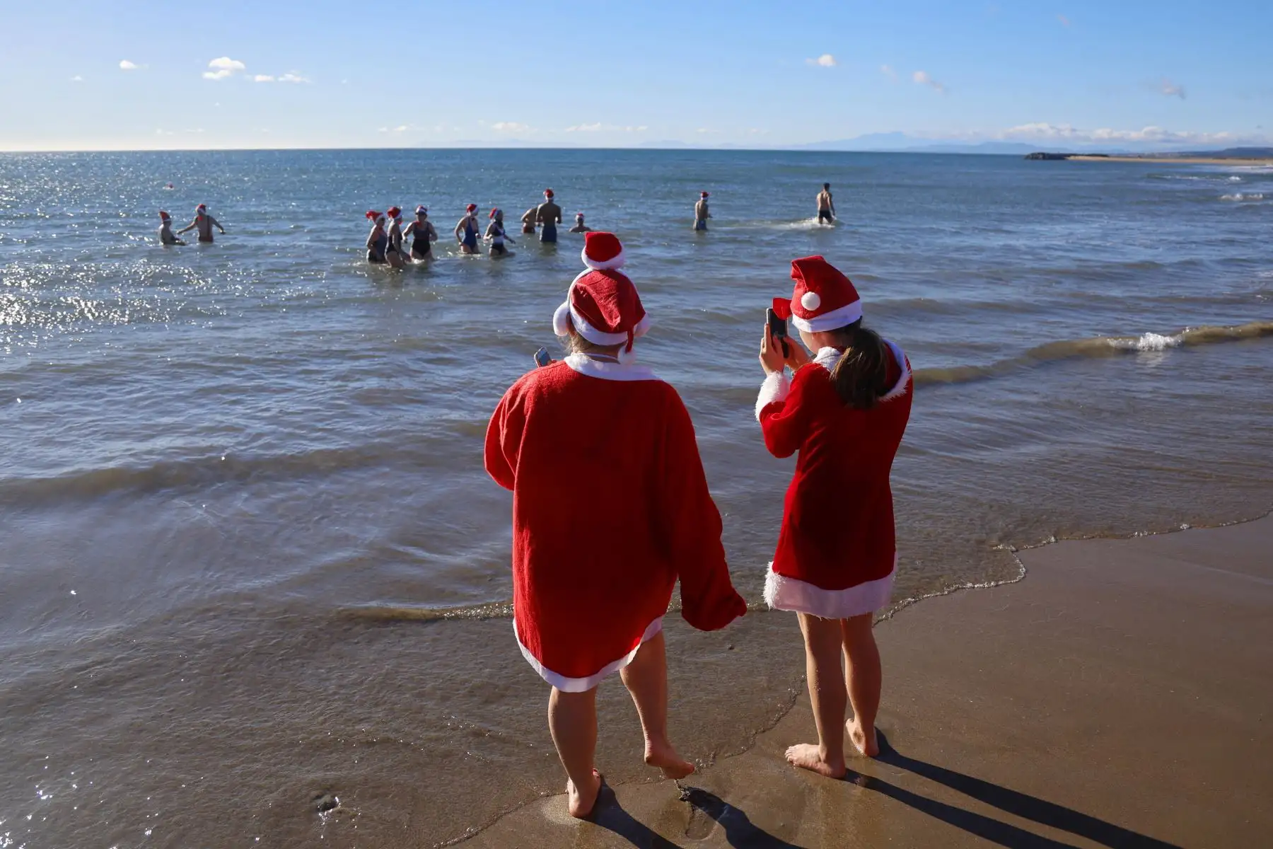 Cientos de personas disfrazadas de Papá Noel asisten al tradicional baño navideño de Valras, al sur de Francia, como antesala a las celebraciones de la Navidad. Foto: EFE