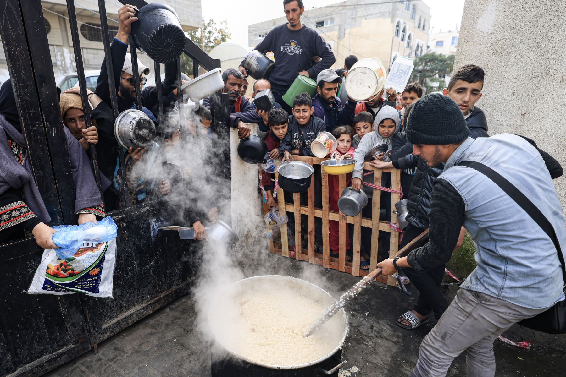 Palestinos refugiados en Rafah (sur de la Franja de Gaza) hacen ollas comunes ante la crisis alimentaria que producto del conflicto armado Israel-Hamás. Foto: AFP
