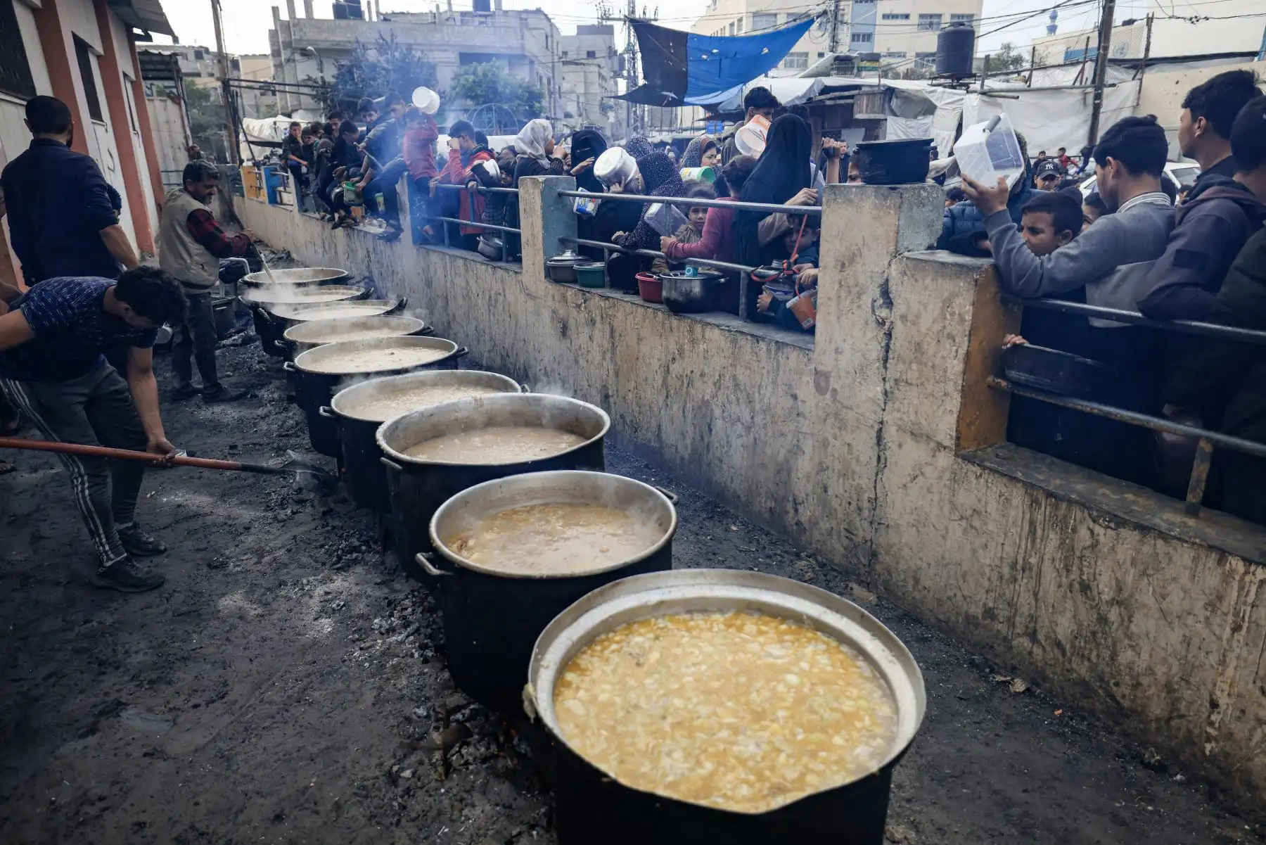 Palestinos refugiados en Rafah, en el sur de la Franja de Gaza, realizan ollas comunes ante la crisis alimentaria que padecen, producto del conflicto armado entre el ejército de Israel y el grupo Hamás. Foto: AFP
