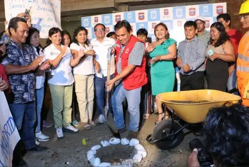 Con un presupuesto de 4.5 millones de soles, financiado por el Ministerio de Vivienda, Construcción y Saneamiento, se colocó la primera piedra que inicia la obra de mejoramiento de redes de agua potable y alcantarillado, que beneficiará a más de 1,600 pobladores del asentamiento humano Las Palmeras, en el distrito y provincia de Piura.