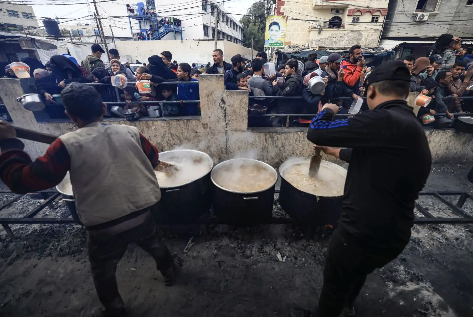 Palestinos refugiados en Rafah, en el sur de la Franja de Gaza, realizan ollas comunes ante la crisis alimentaria que padecen, producto del conflicto armado entre el ejército de Israel y el grupo Hamás. Foto: AFP