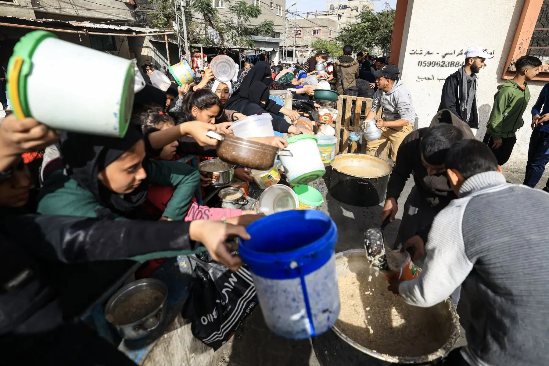 Palestinos refugiados en Rafah, en el sur de la Franja de Gaza, realizan ollas comunes ante la crisis alimentaria que padecen, producto del conflicto armado entre el ejército de Israel y el grupo Hamás. Foto: AFP