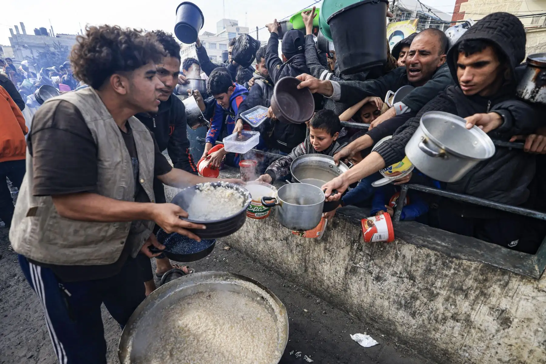 Palestinos refugiados en Rafah, en el sur de la Franja de Gaza, realizan ollas comunes ante la crisis alimentaria que padecen, producto del conflicto armado entre el ejército de Israel y el grupo Hamás. Foto: AFP