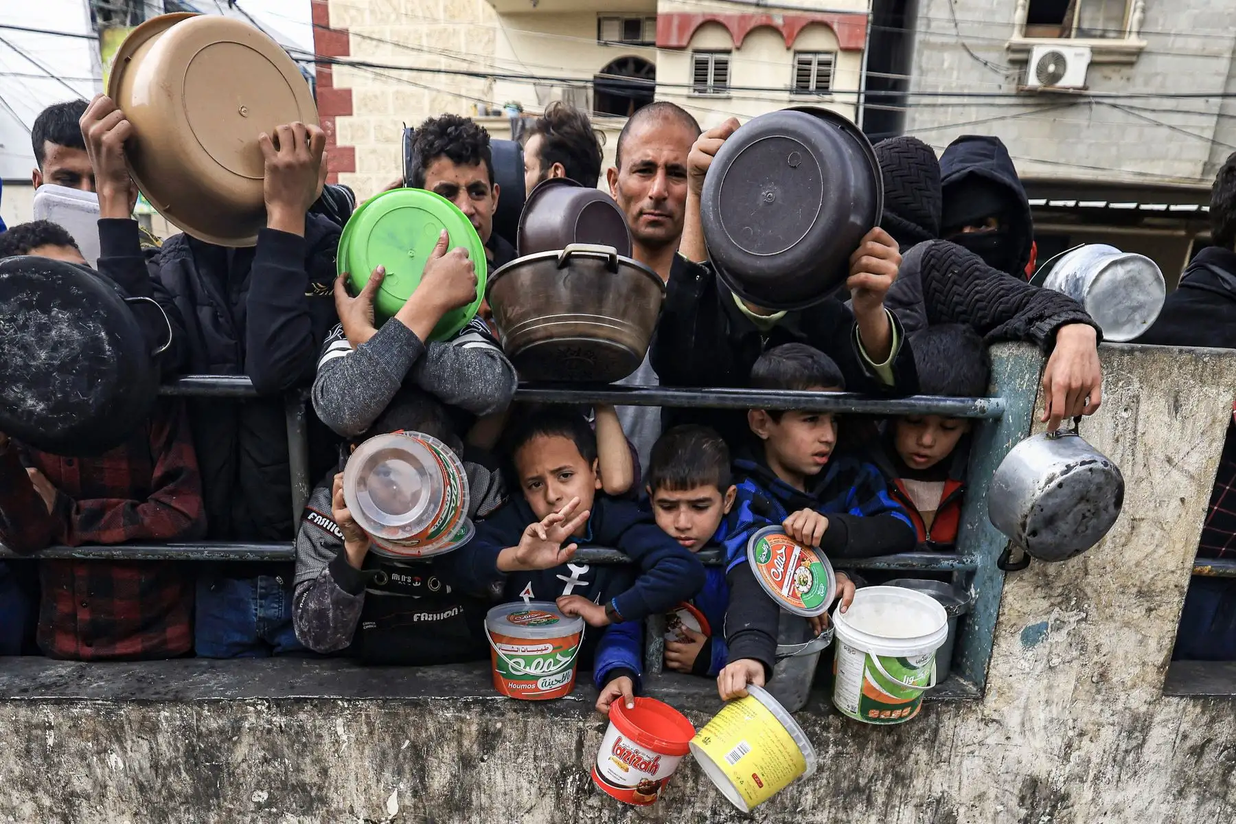 Palestinos esperan para recoger alimentos en un punto de donación en un campo de refugiados en Rafah, en el sur de la Franja de Gaza, en medio de las continuas batallas entre el ejército de Israel y el grupo Hamás. Foto: AFP