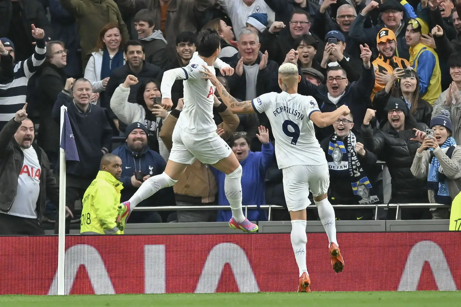 Son Heung-Min, jugador del Tottenham, celebra el gol que anotó contra el Everton en el primer tiempo del partido que disputaron en Londres por la jornada 18 de la Premier League inglesa. Foto: EFE